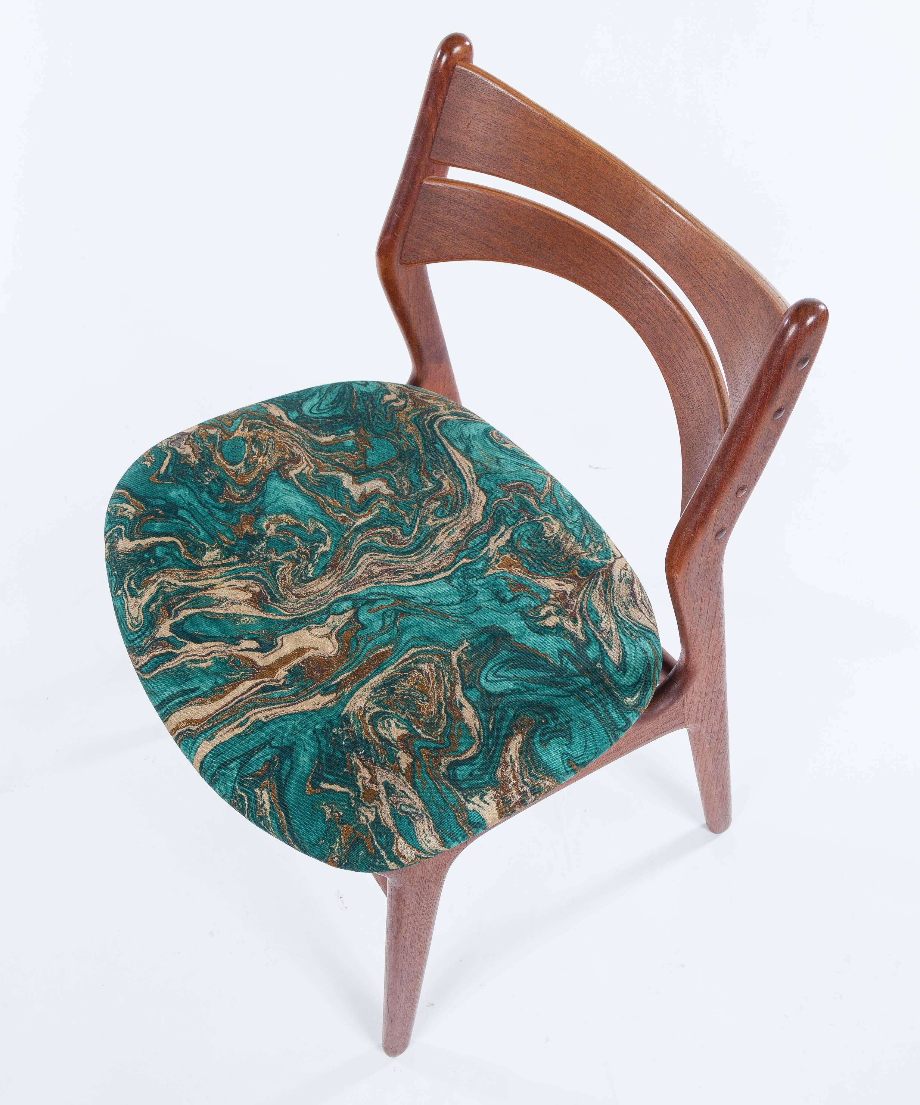 20th Century Pair of Mid-Century Modern Chairs in New Duralee Fabric For Sale