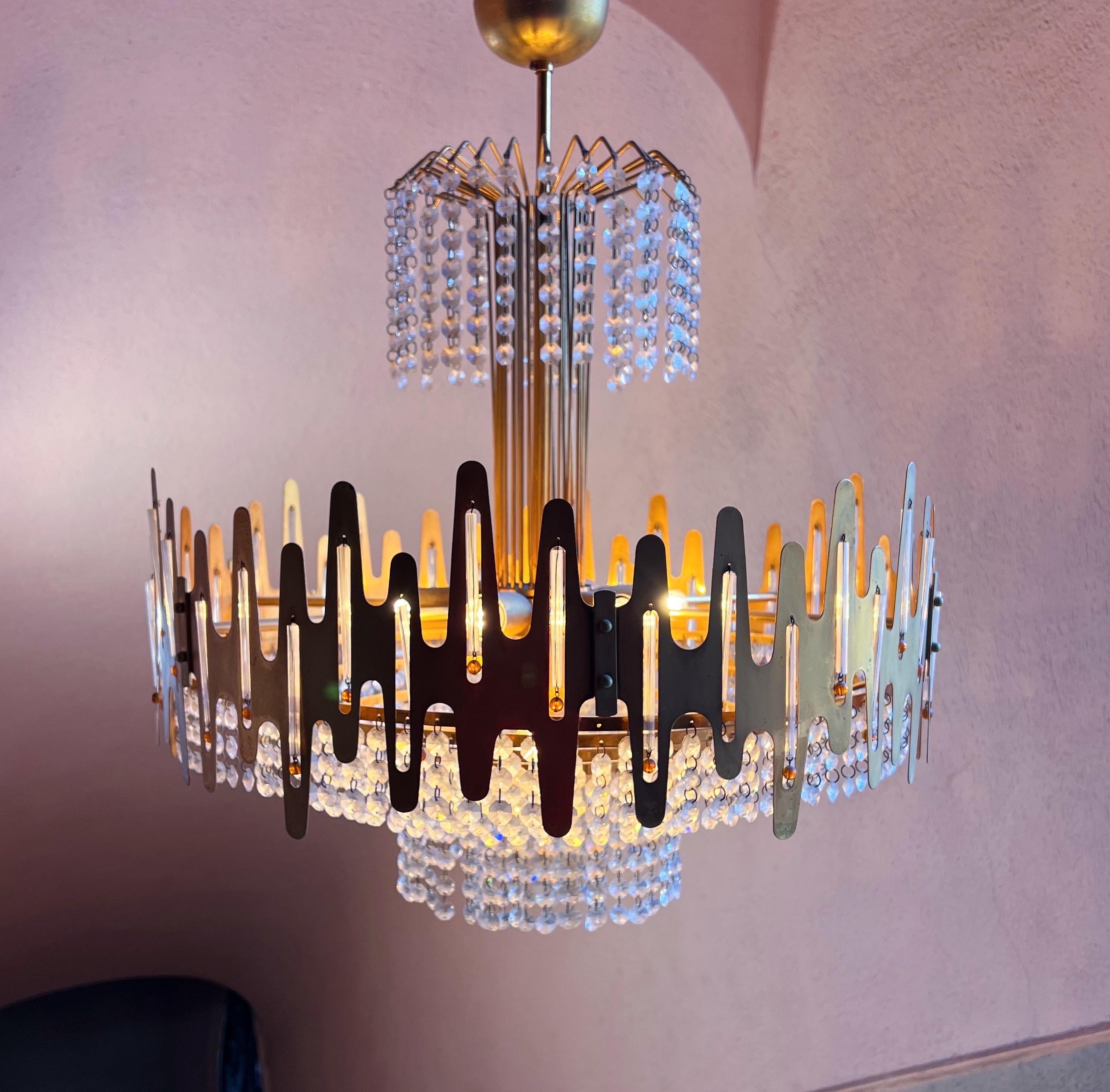 Pair of mid century modern chandeliers by Sciolari, 1970 For Sale 7