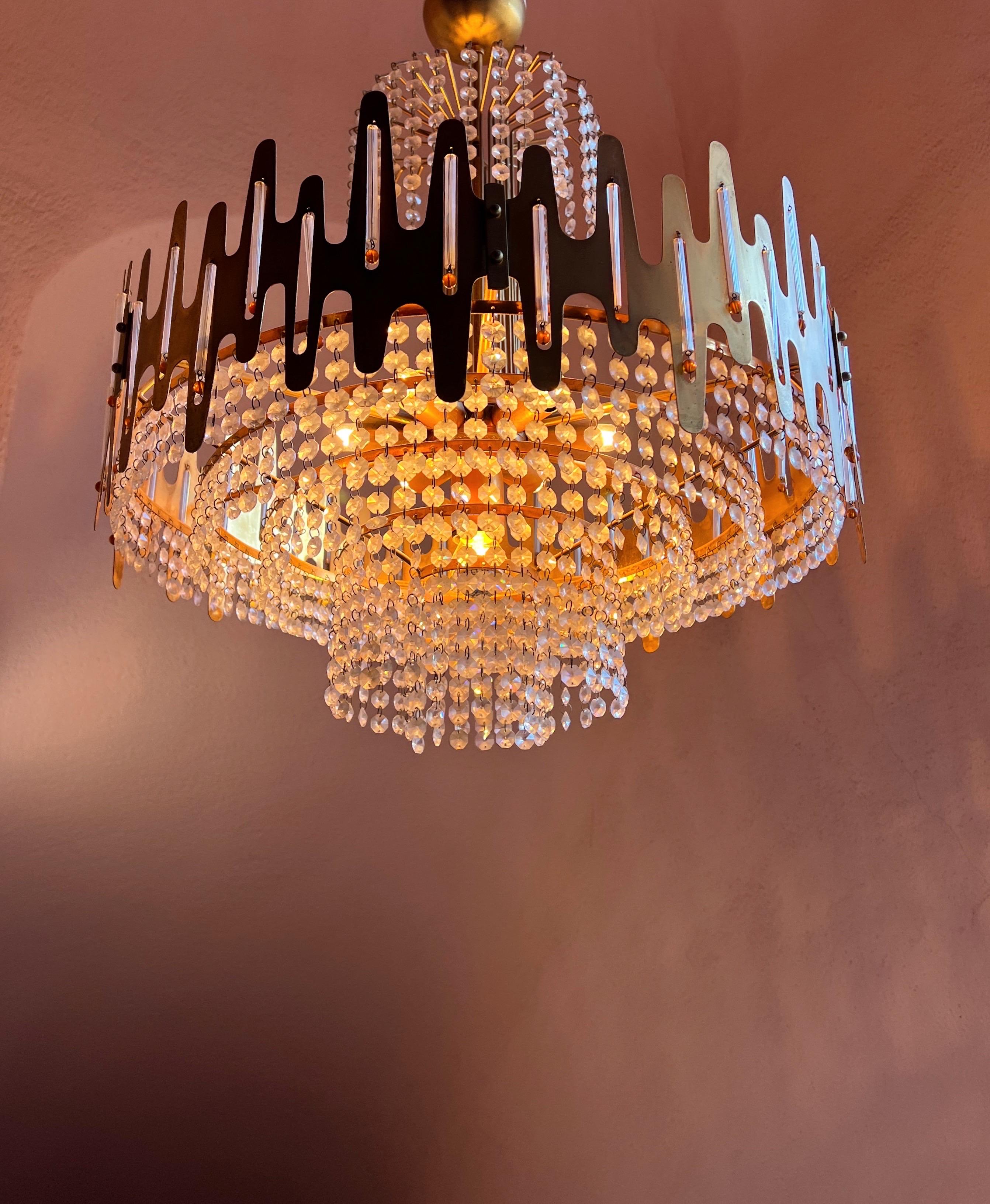 20th Century Pair of mid century modern chandeliers by Sciolari, 1970 For Sale