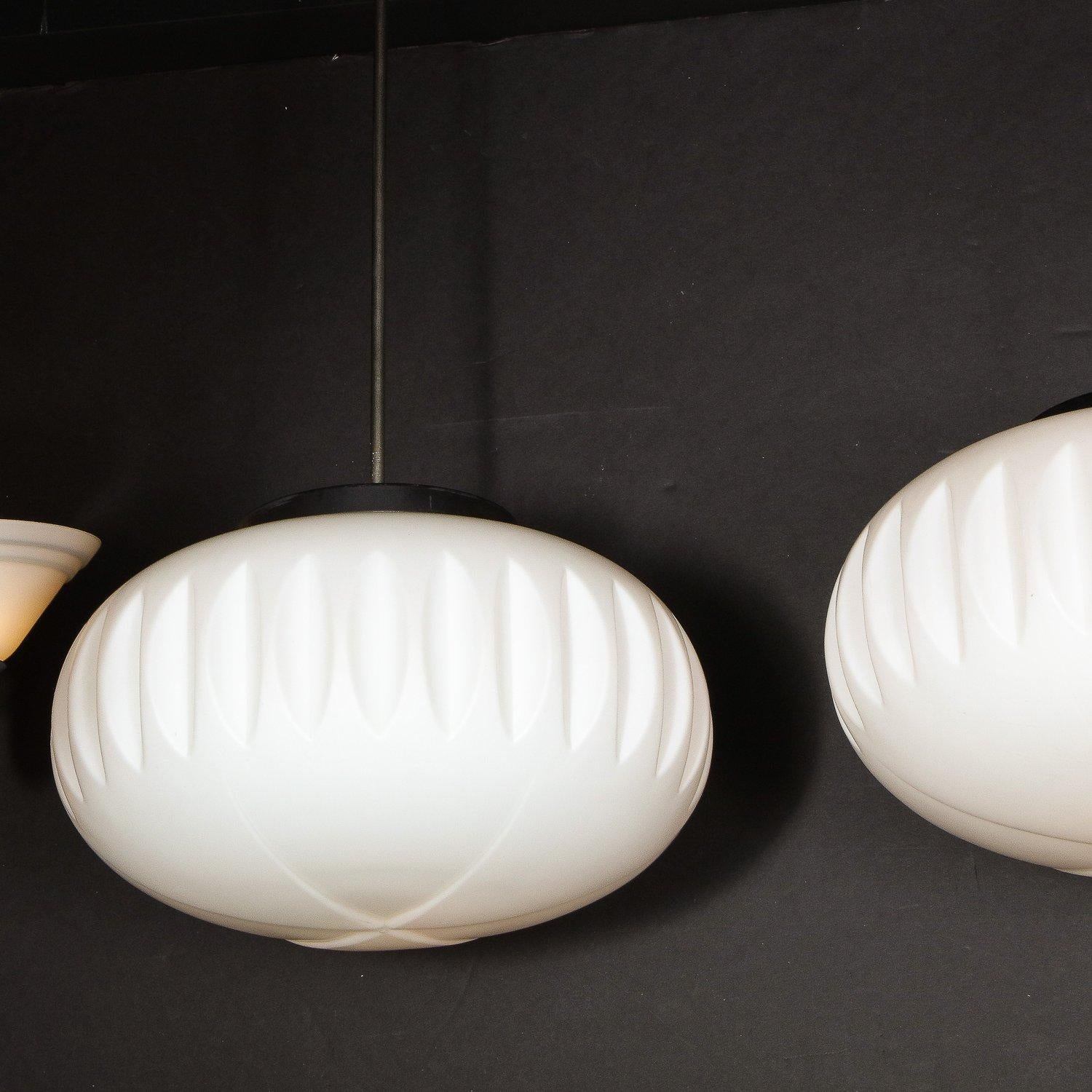 Coppia di lampadari moderni di metà secolo in vetro smerigliato, smalto nero e cromo in vendita 3