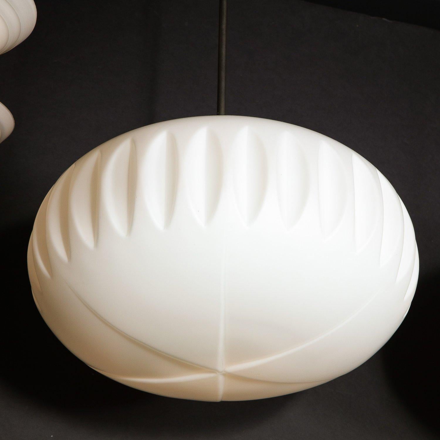 Coppia di lampadari moderni di metà secolo in vetro smerigliato, smalto nero e cromo in vendita 4