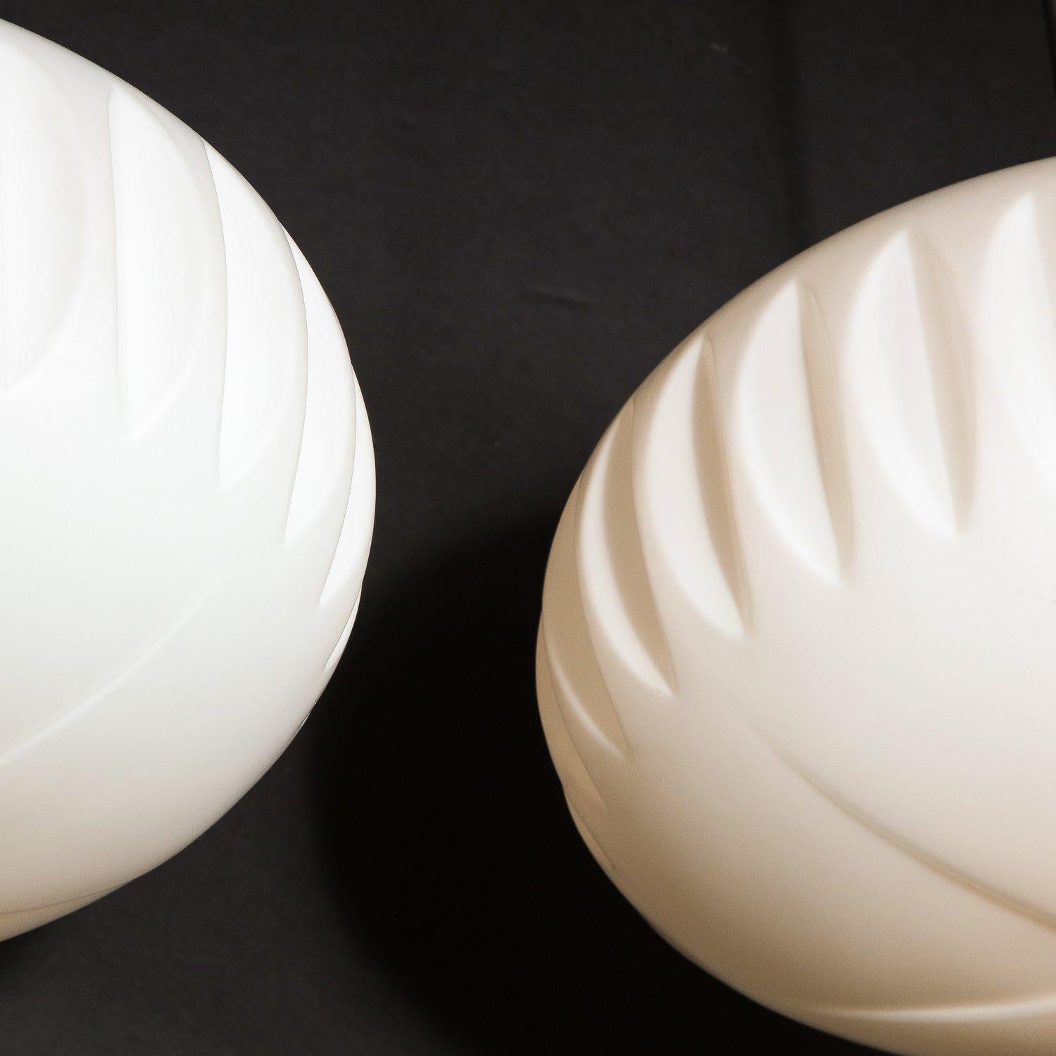Coppia di lampadari moderni di metà secolo in vetro smerigliato, smalto nero e cromo in vendita 5