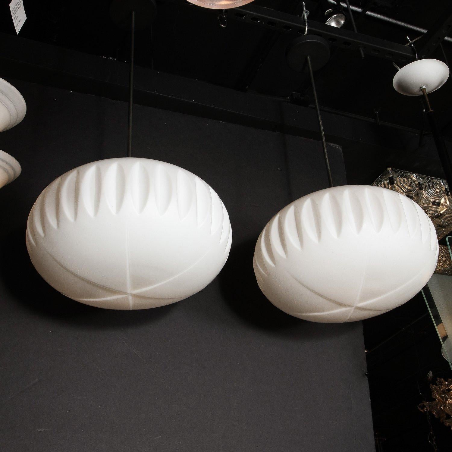 Coppia di lampadari moderni di metà secolo in vetro smerigliato, smalto nero e cromo in vendita 6