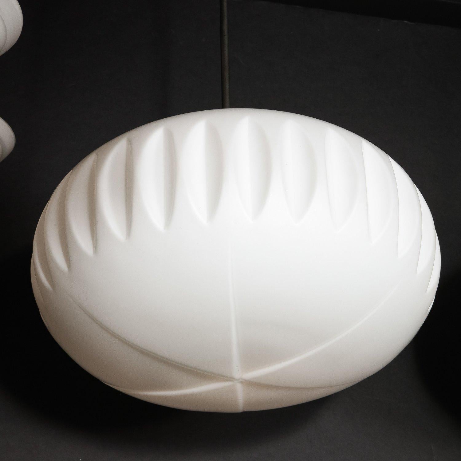 Coppia di lampadari moderni di metà secolo in vetro smerigliato, smalto nero e cromo in vendita 7