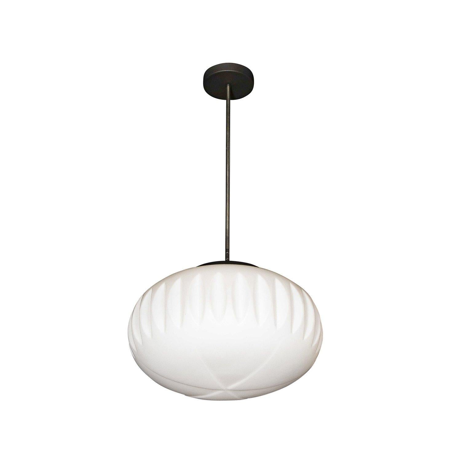Questa splendida coppia di lampadari moderni del medio secolo è stata realizzata nella Repubblica Ceca intorno al 1950. Offrono due forme sferiche oblate (come sfere compattate) con un canale atomico che circoscrive i lati in vetro smerigliato e che