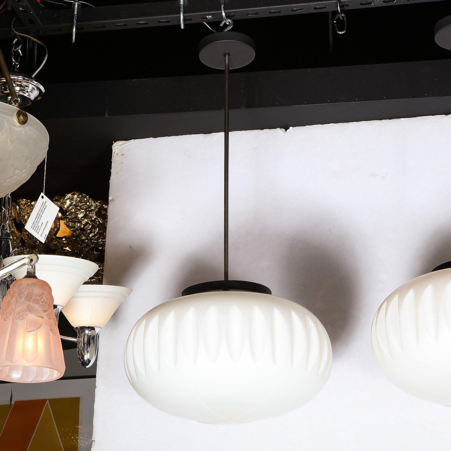 Mid-Century moderno Coppia di lampadari moderni di metà secolo in vetro smerigliato, smalto nero e cromo in vendita