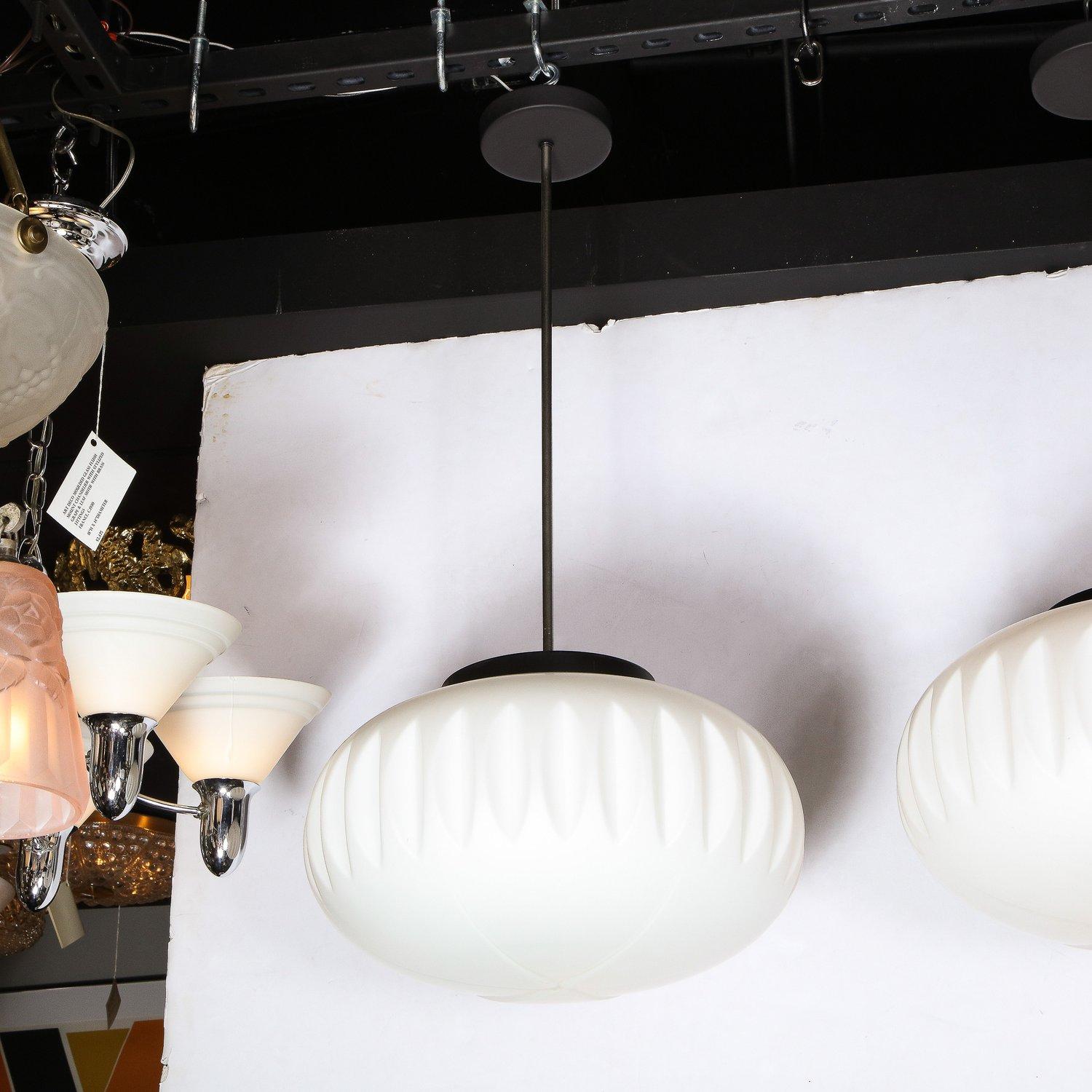 Coppia di lampadari moderni di metà secolo in vetro smerigliato, smalto nero e cromo In condizioni ottime in vendita a New York, NY
