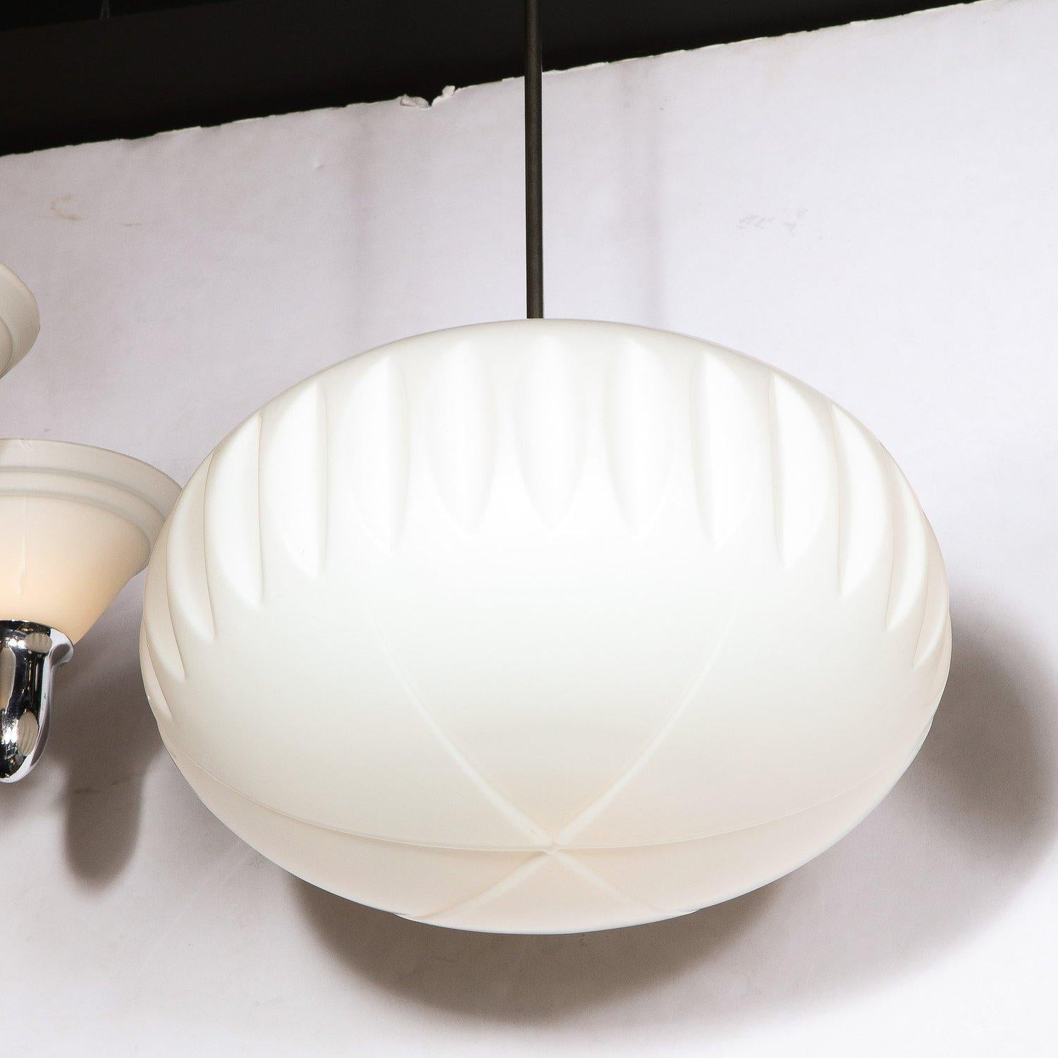 Smalto Coppia di lampadari moderni di metà secolo in vetro smerigliato, smalto nero e cromo in vendita