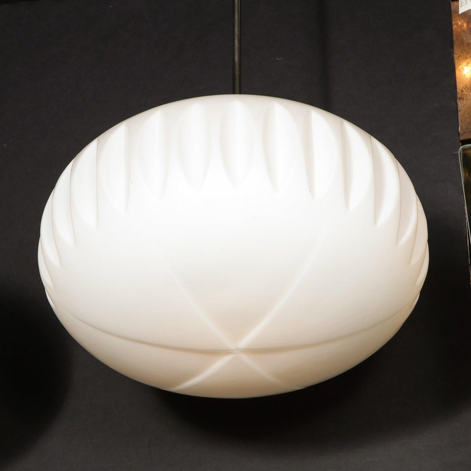 Coppia di lampadari moderni di metà secolo in vetro smerigliato, smalto nero e cromo in vendita 1