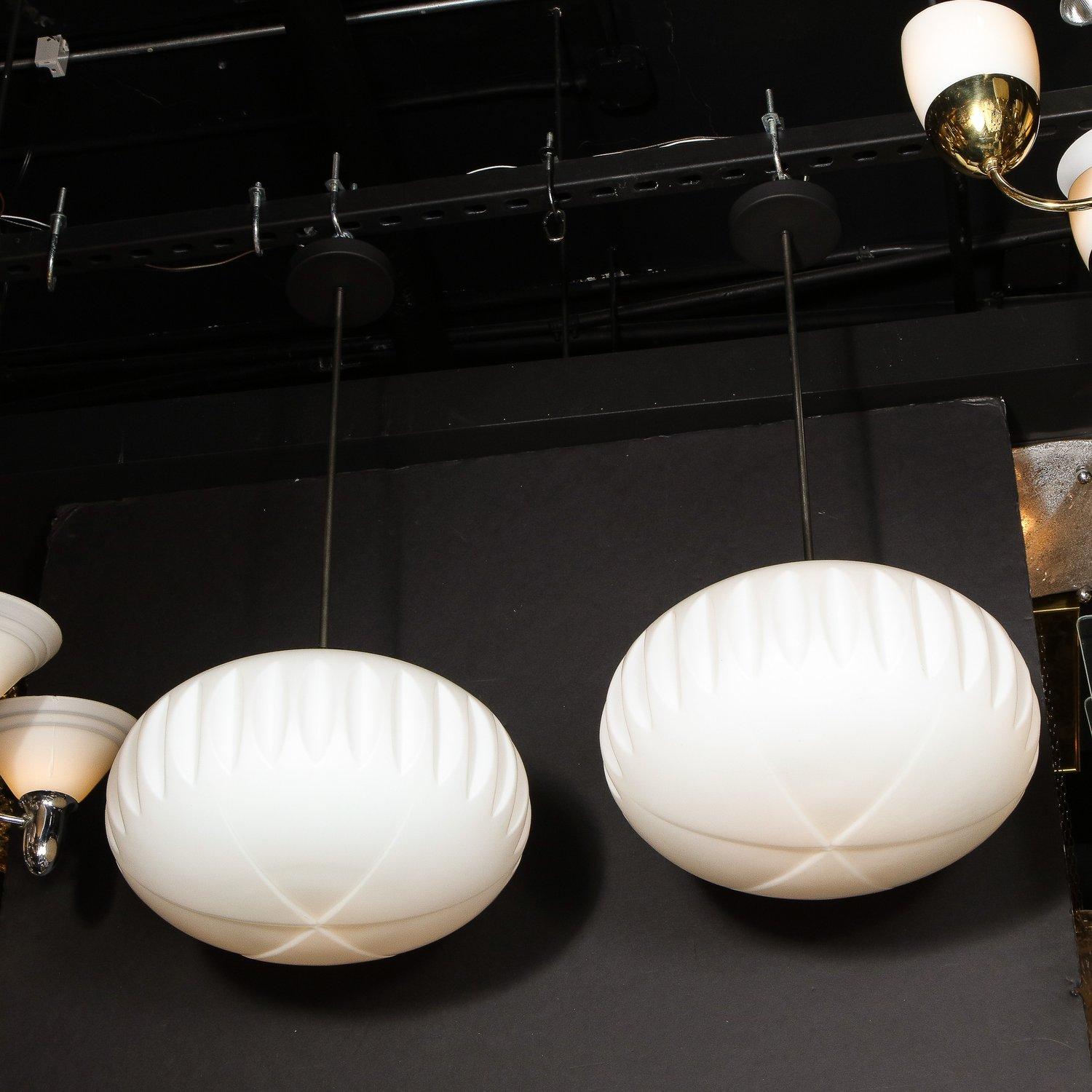 Coppia di lampadari moderni di metà secolo in vetro smerigliato, smalto nero e cromo in vendita 2