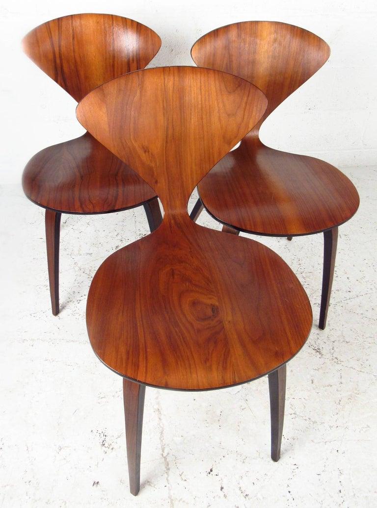 Pair of Mid-Century Modern Cherner Chairs for Plycraft In Good Condition In New York, NY