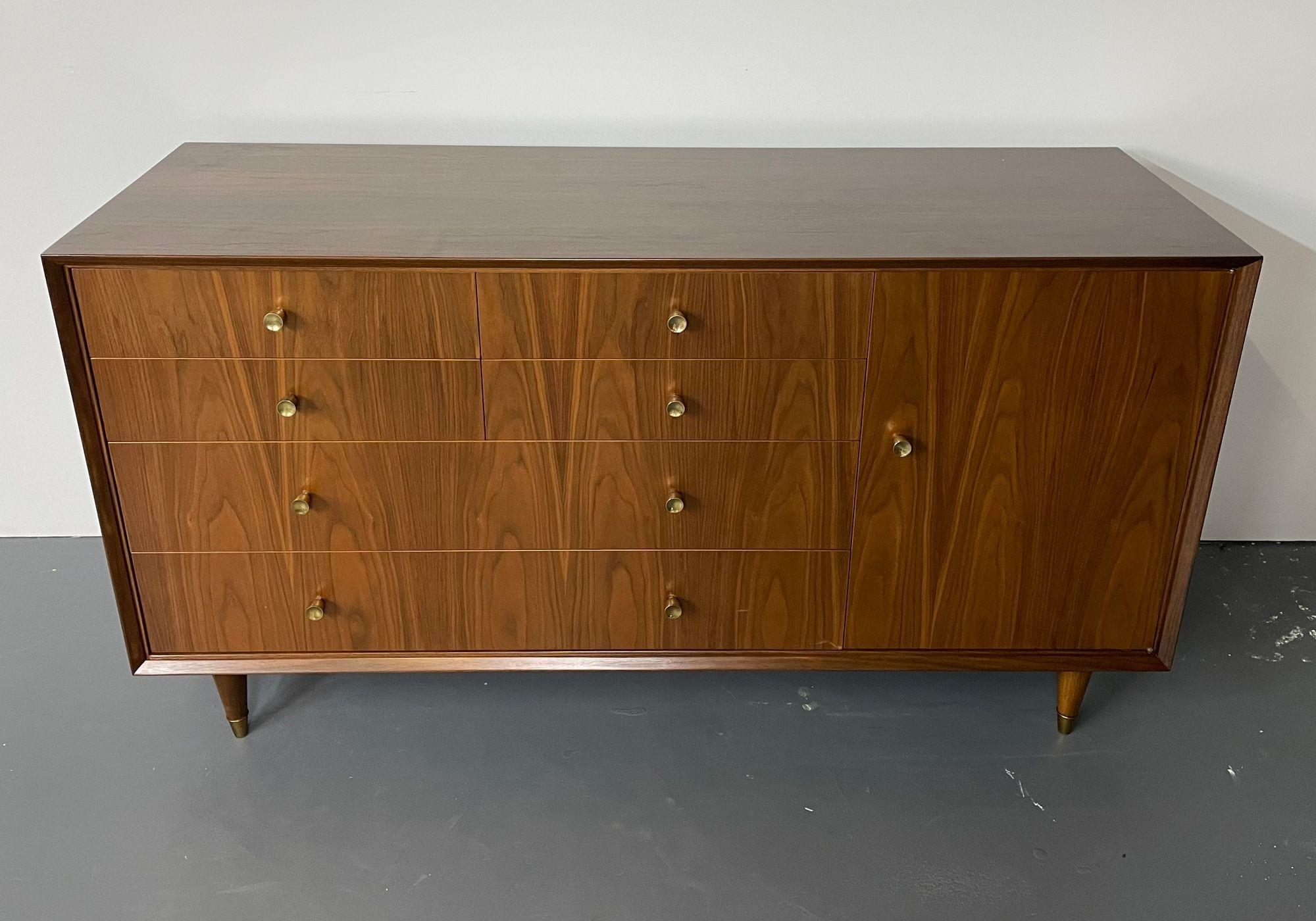 Pair of Mid-Century Modern Chests, Dressers Bedside Stands, Opposing, Refinished For Sale 9