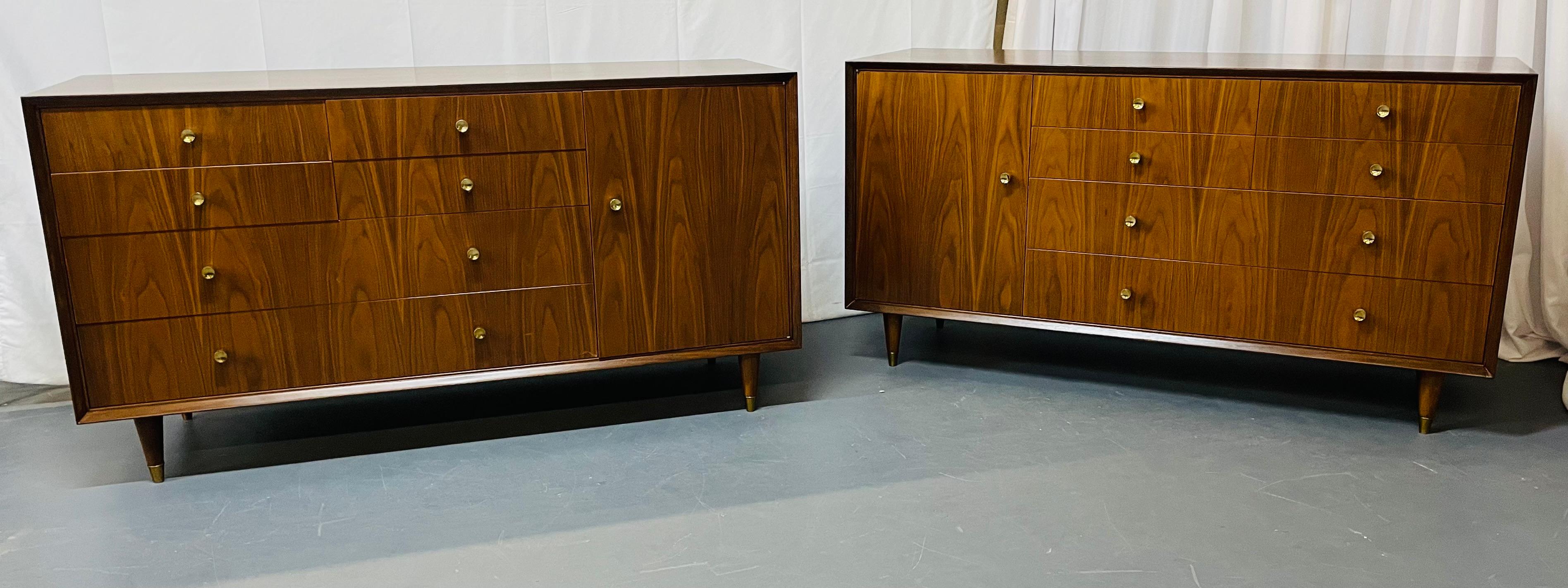 Pair of Mid-Century Modern Chests, Dressers Bedside Stands, Opposing, Refinished In Good Condition For Sale In Stamford, CT