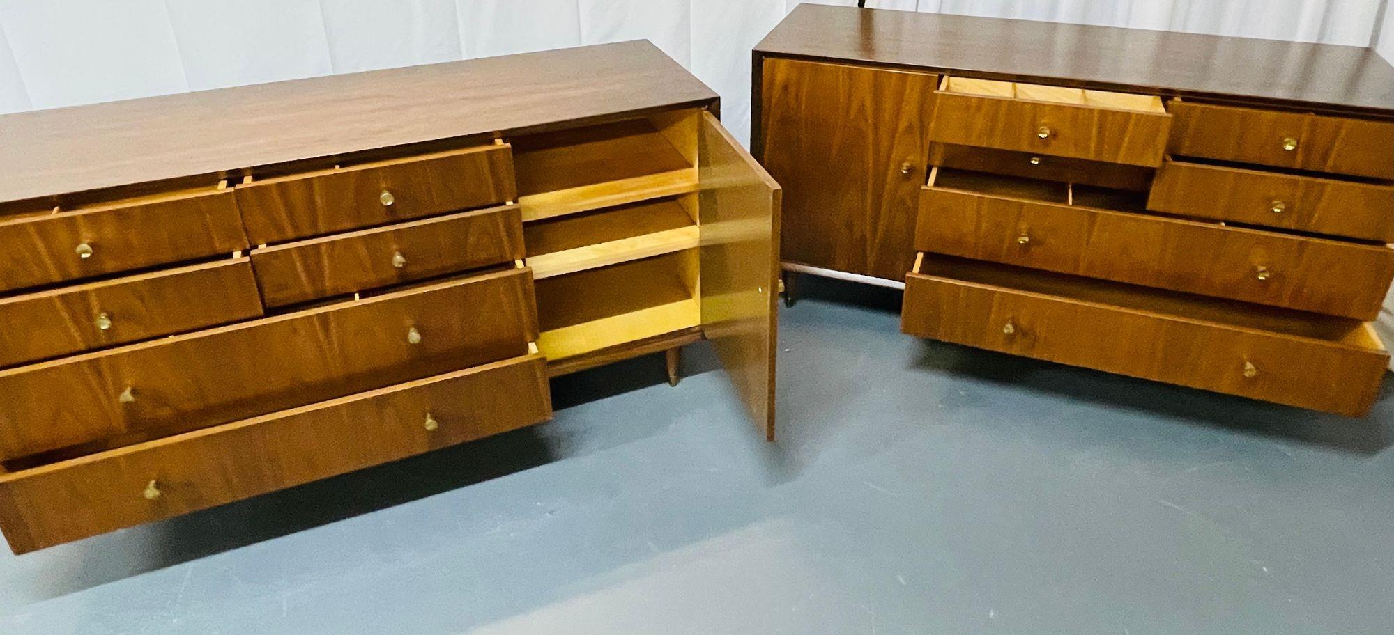 Pair of Mid-Century Modern Chests, Dressers Bedside Stands, Opposing, Refinished For Sale 3