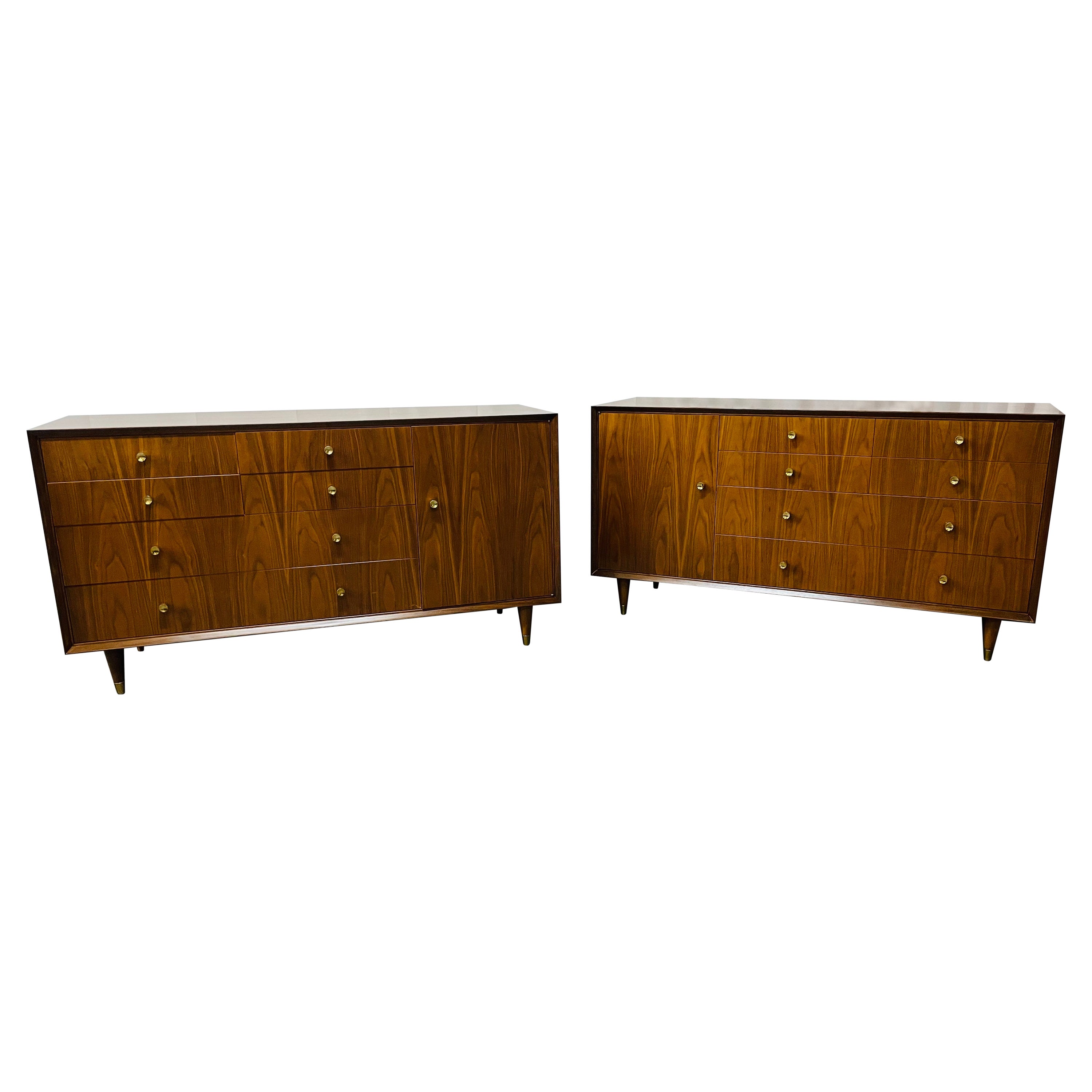 Paire de commodes de chevet de style mi-siècle moderne, opposées, revernies