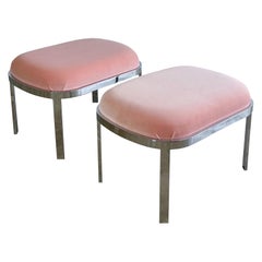 Coppia di sgabelli o pouf in velluto e cromo della modernità di metà secolo, anni '80