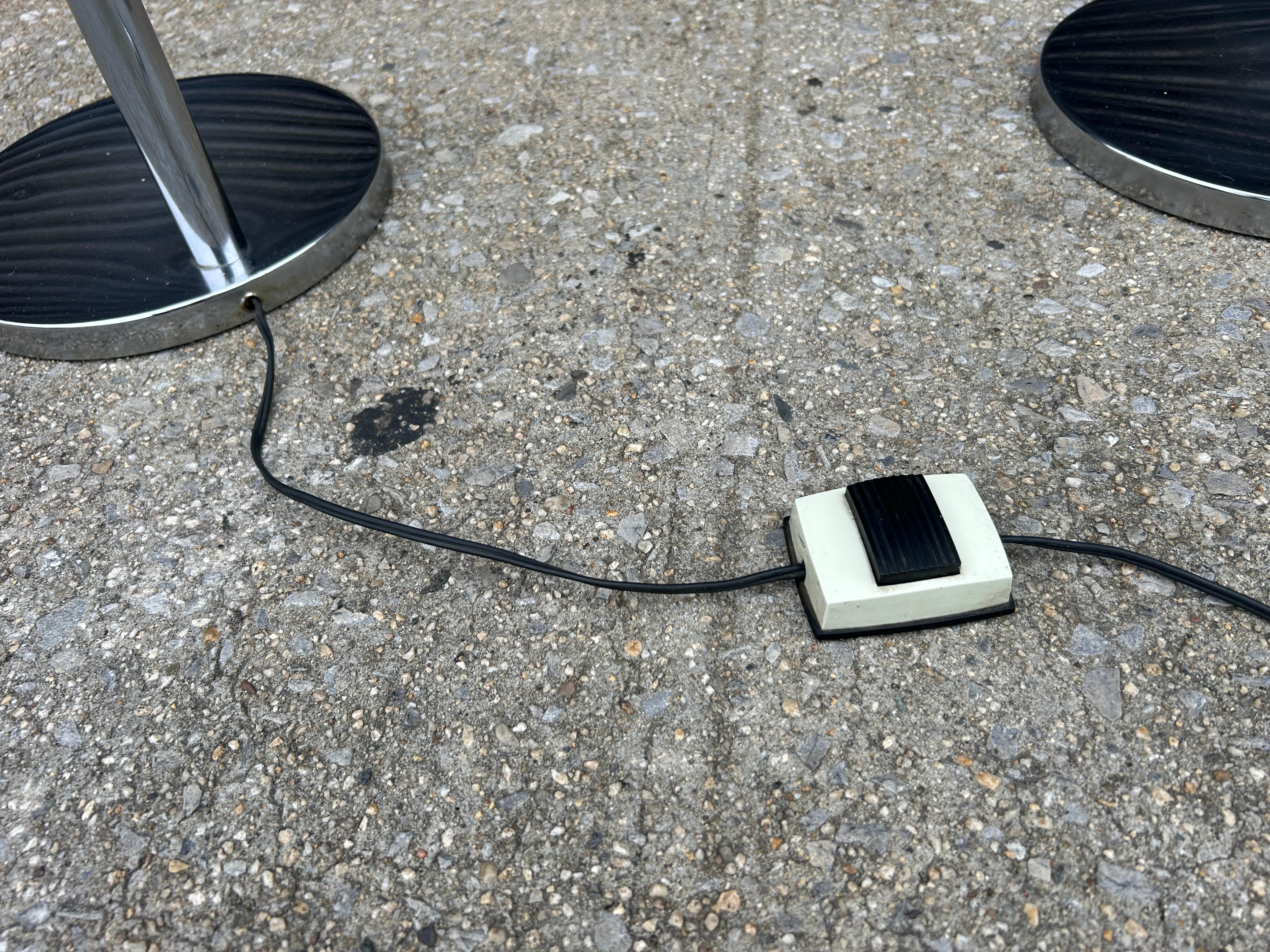 Paire de lampadaires articulés chromés The Modernity, circa 1970 en vente 2