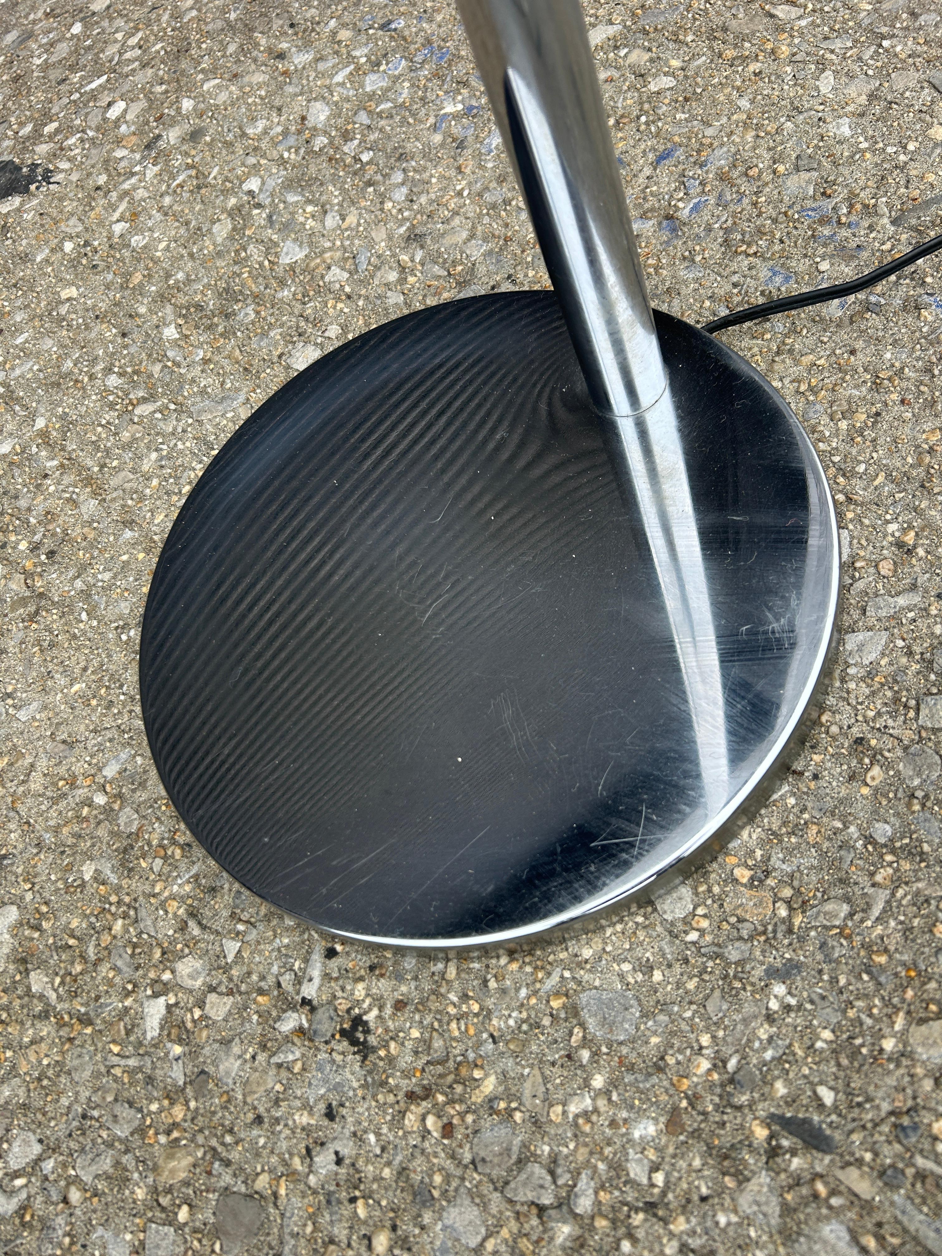 Paire de lampadaires articulés chromés The Modernity, circa 1970 en vente 4