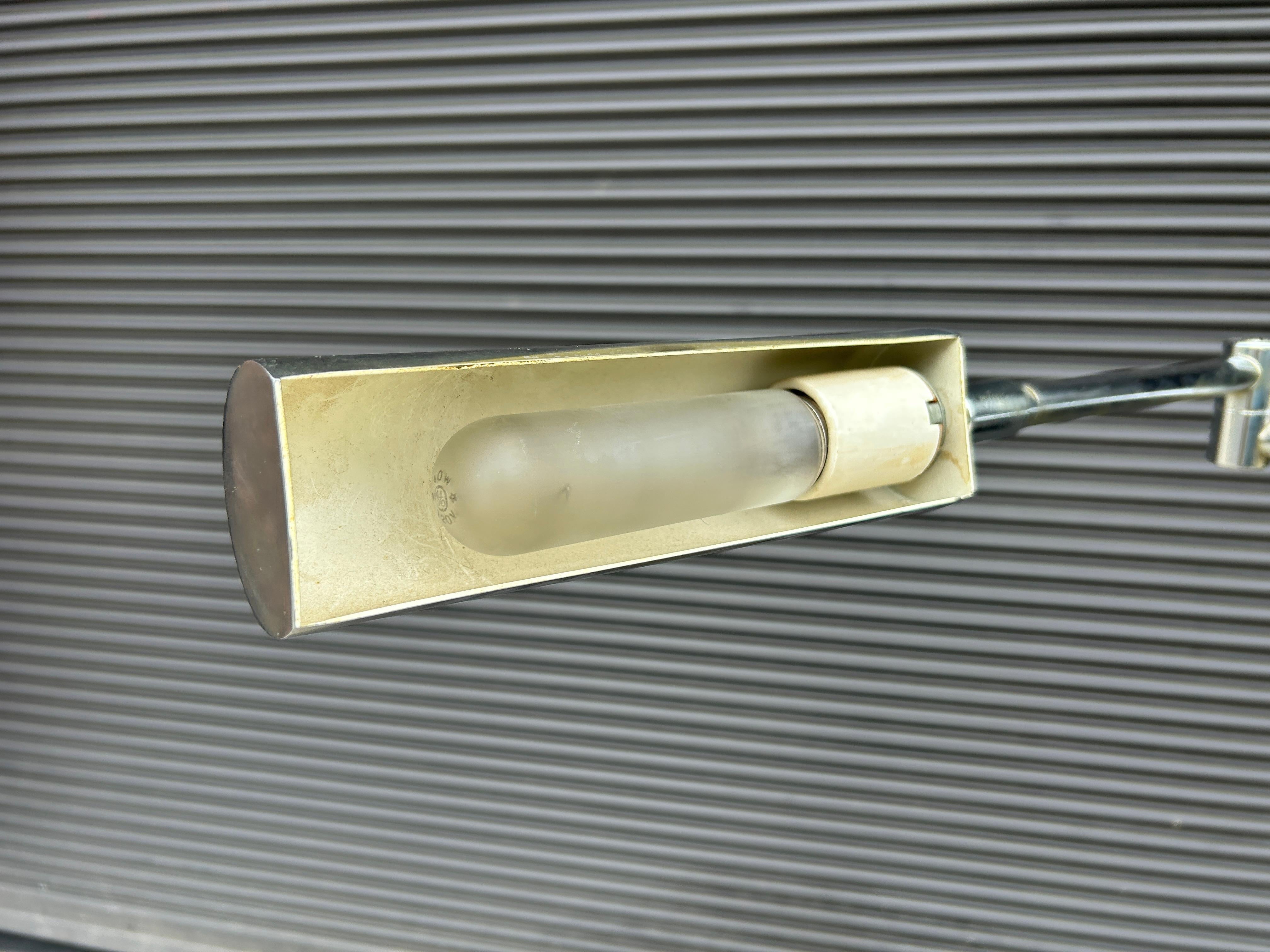Paire de lampadaires articulés chromés The Modernity, circa 1970 en vente 5
