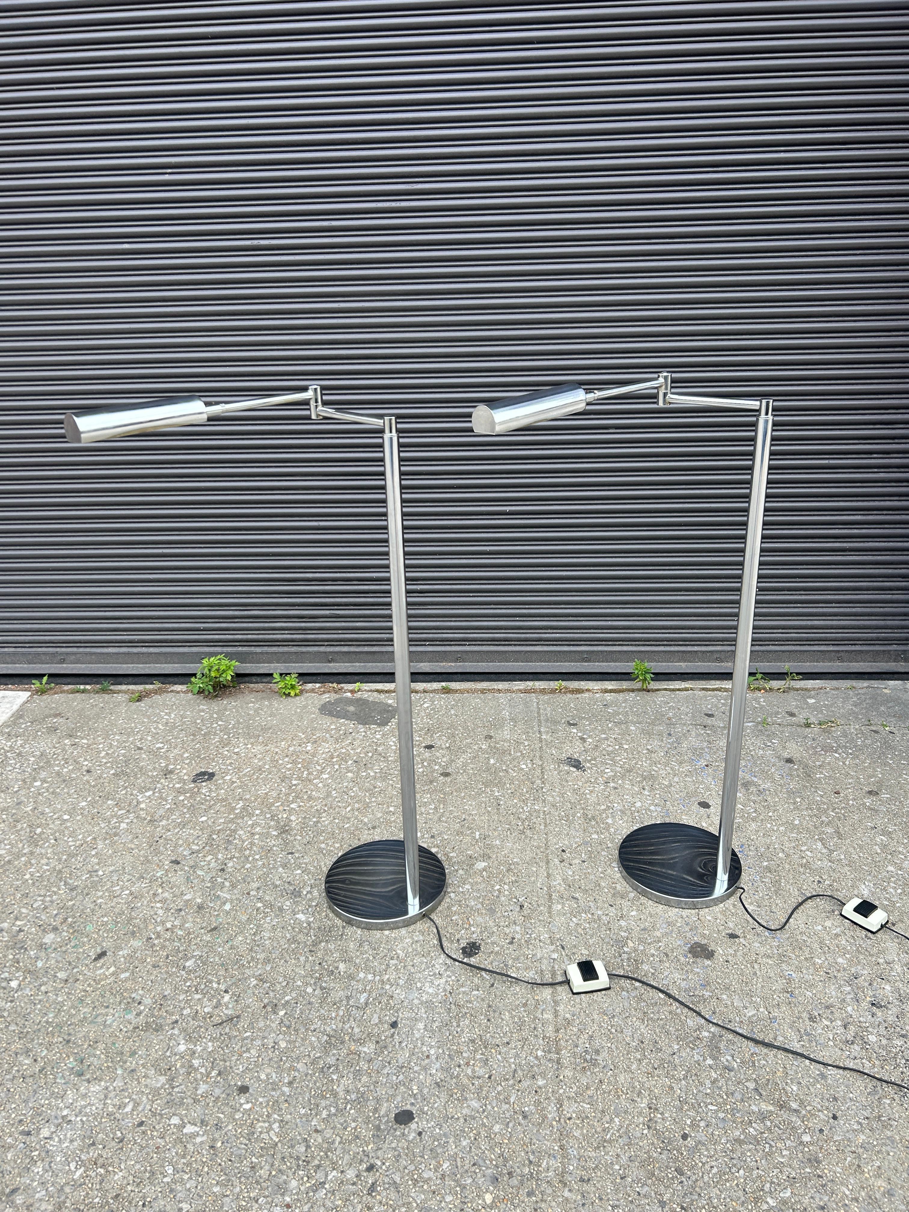 Paire de lampadaires articulés en chrome circa 1970 par Koch & Lowy. Bon état de fonctionnement, le chrome est très propre. La hauteur est réglable de 43 à 53 pouces.  Les deux lampes sont équipées d'un interrupteur marche/arrêt à cordon et d'une