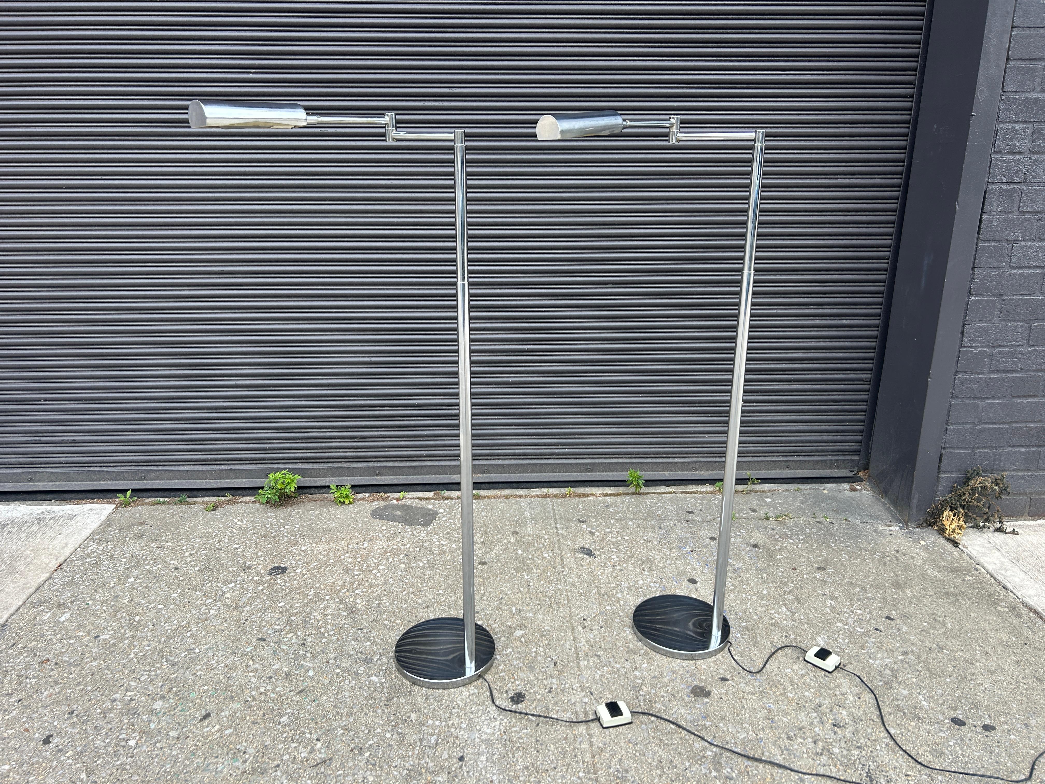 Mid-Century Modern Paire de lampadaires articulés chromés The Modernity, circa 1970 en vente