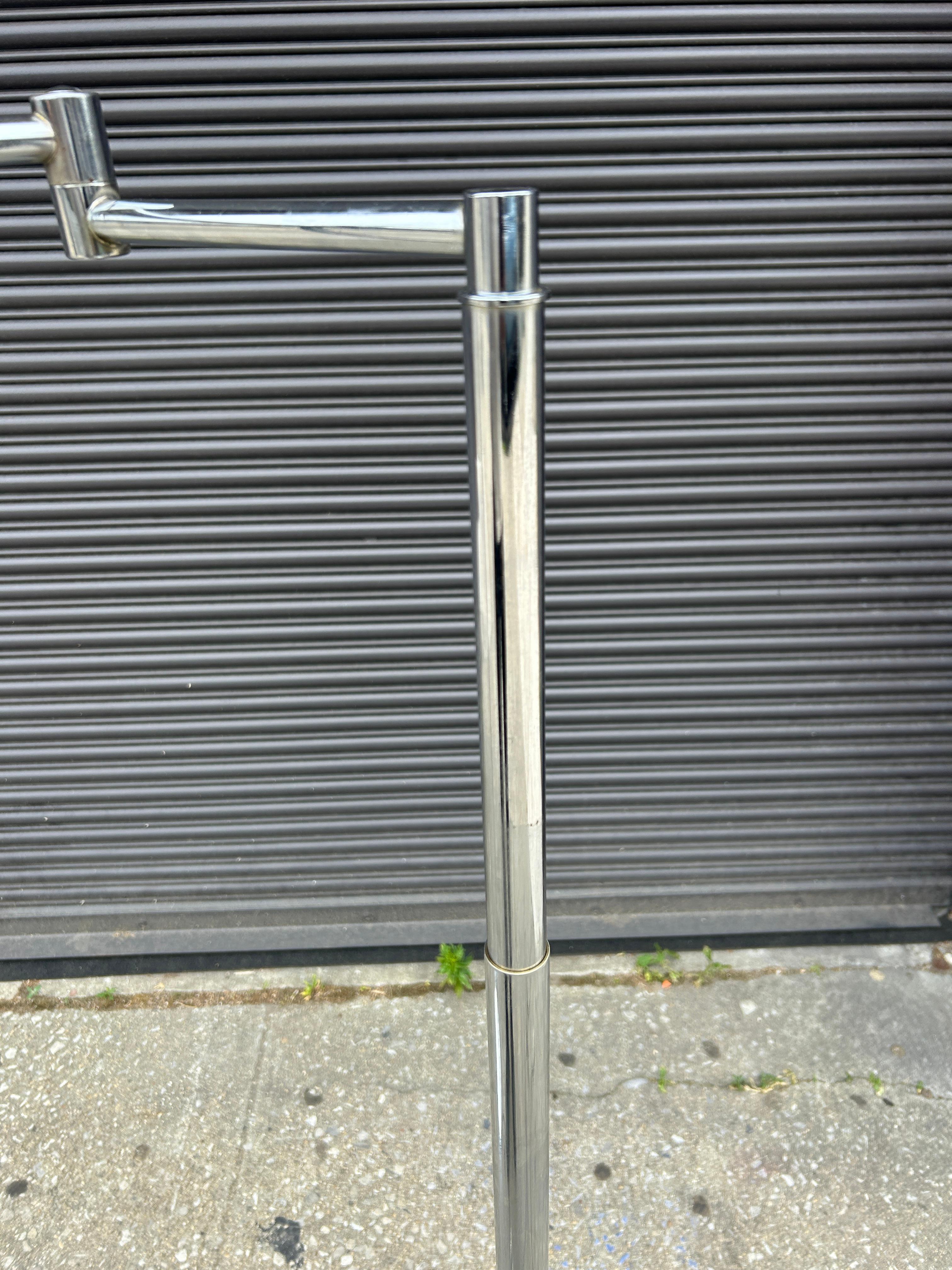 Chrome Paire de lampadaires articulés chromés The Modernity, circa 1970 en vente