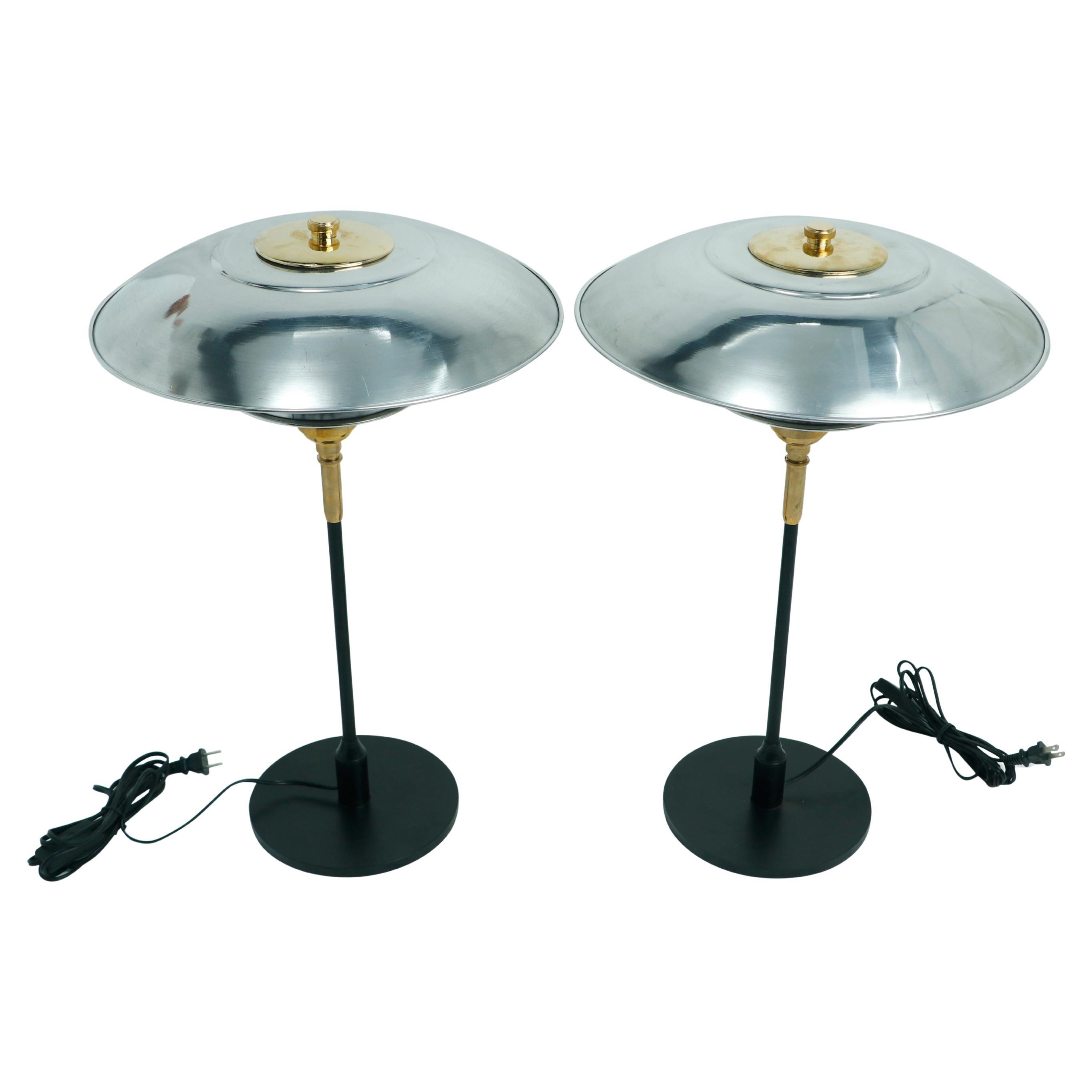 Paire de lampes de table sculpturales en fer, modernes du milieu du siècle, avec une base à trois niveaux.  Abat-jour chromé et accents en laiton.  Fonctionne avec une ampoule à culot standard, électrifiée pour l'usage américain.  Le diamètre de la