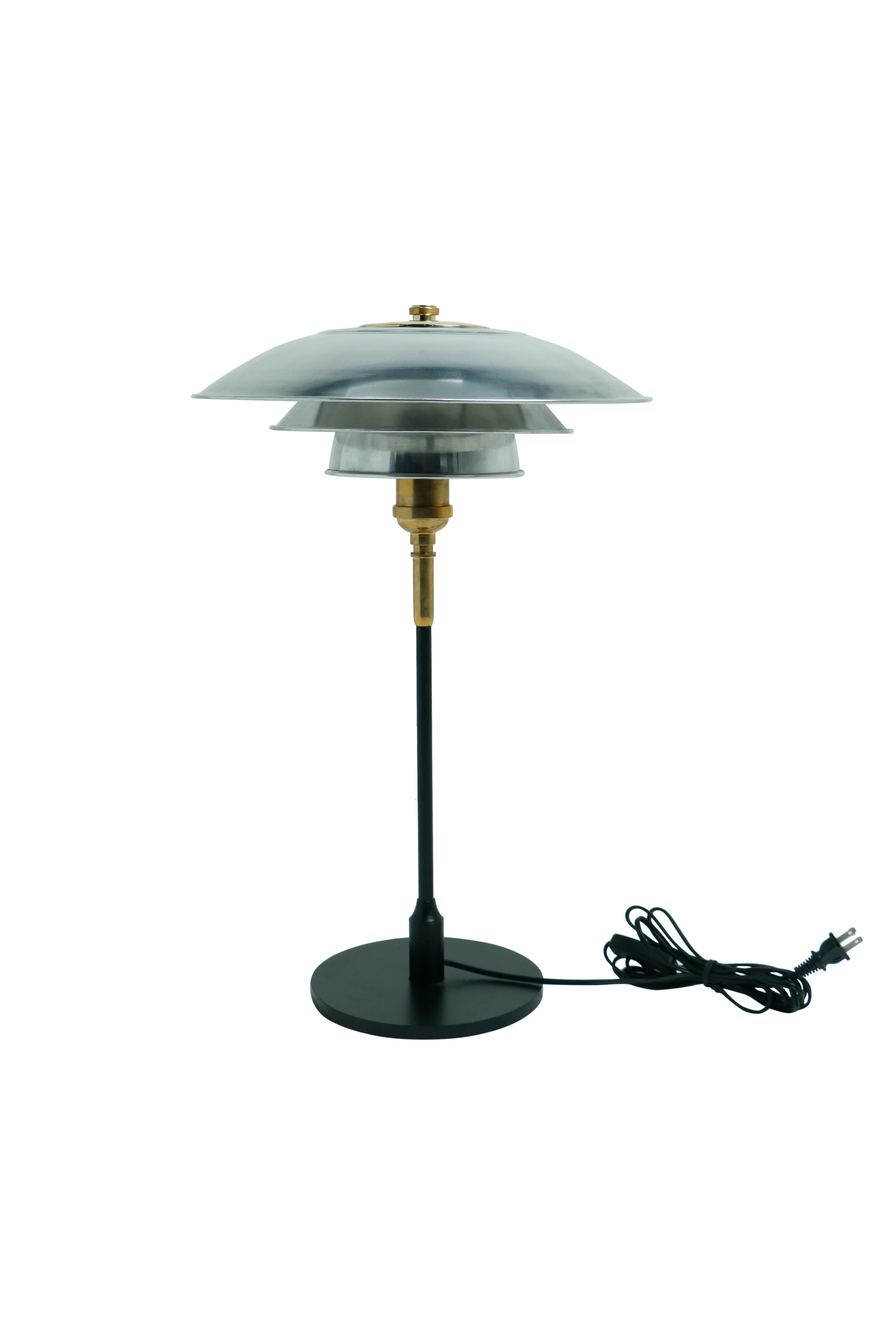Mid-Century Modern Paire de lampes de bureau modernes du milieu du siècle dernier, chrome, fer et laiton en vente