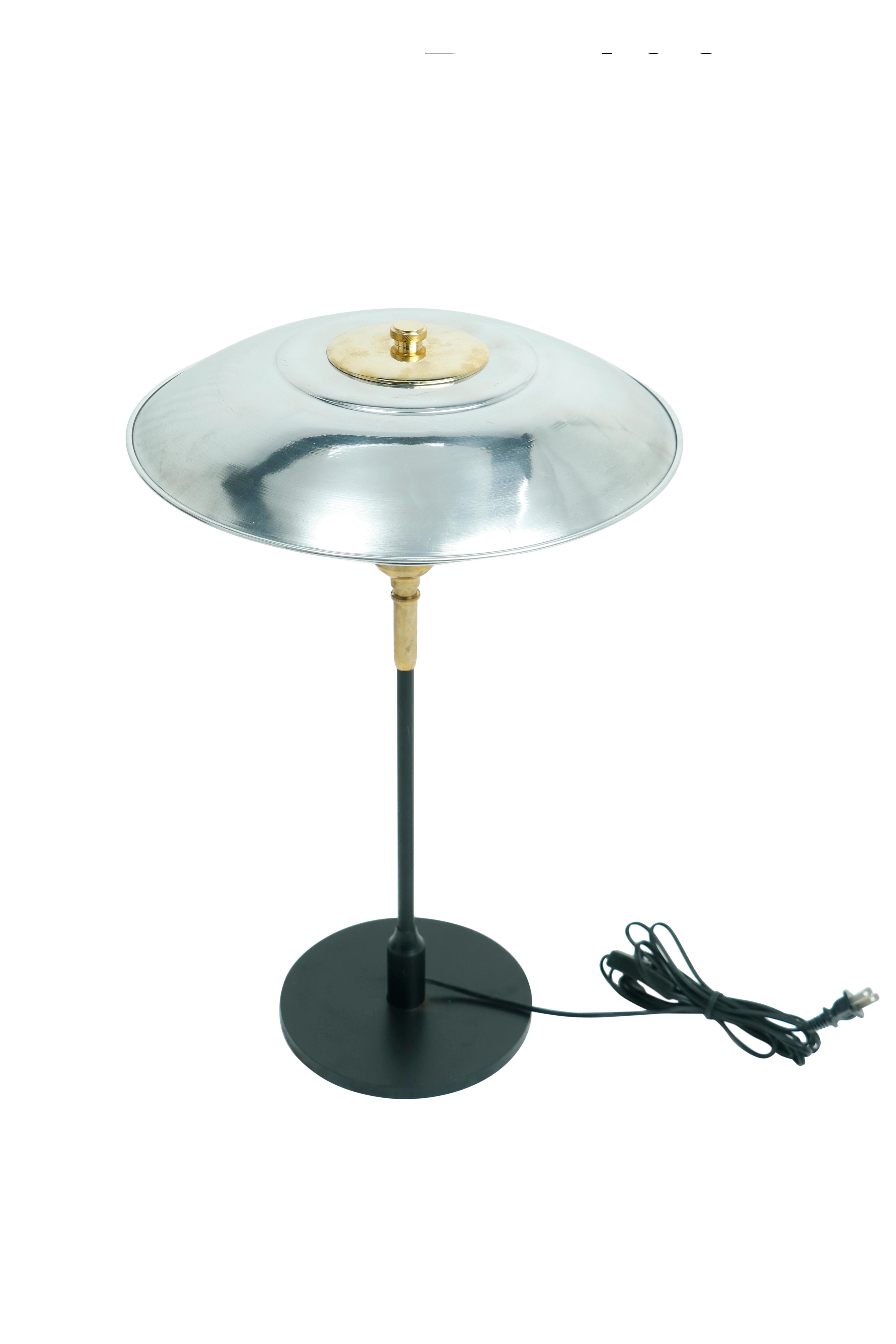 Paire de lampes de bureau modernes du milieu du siècle dernier, chrome, fer et laiton Bon état - En vente à Nantucket, MA
