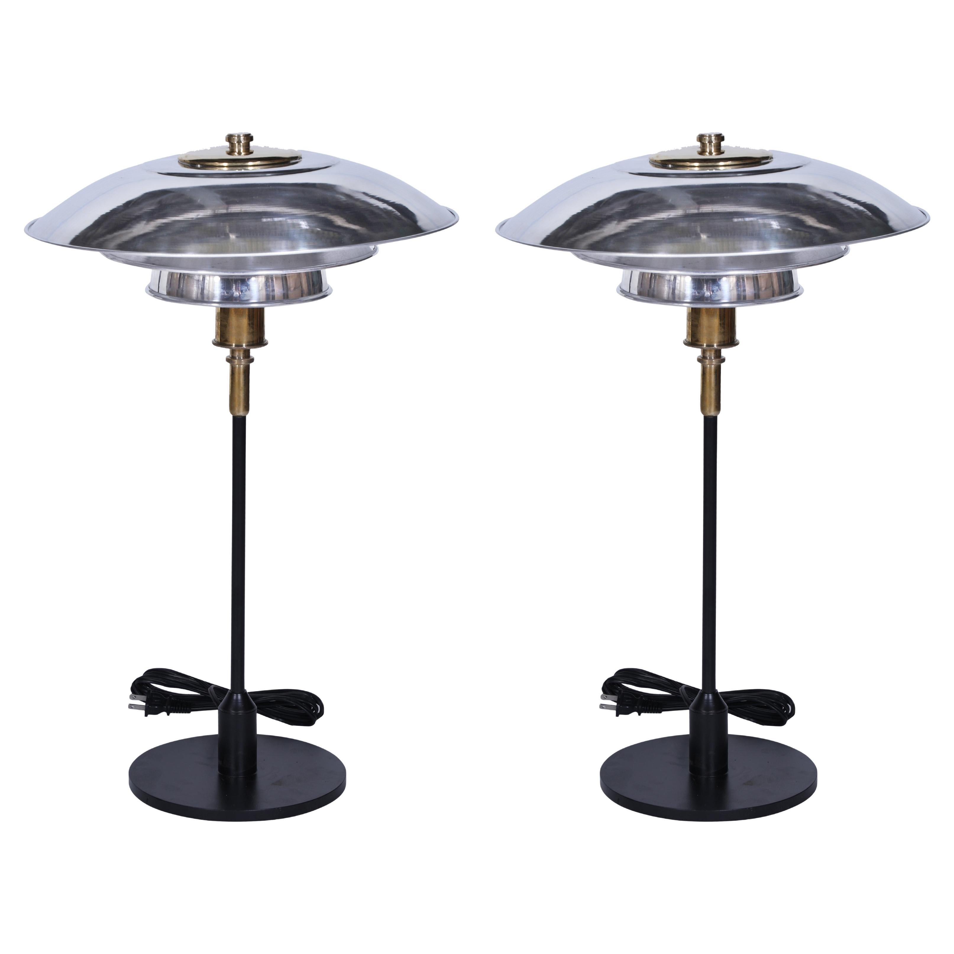 Paire de lampes de bureau modernes du milieu du siècle dernier, chrome, fer et laiton