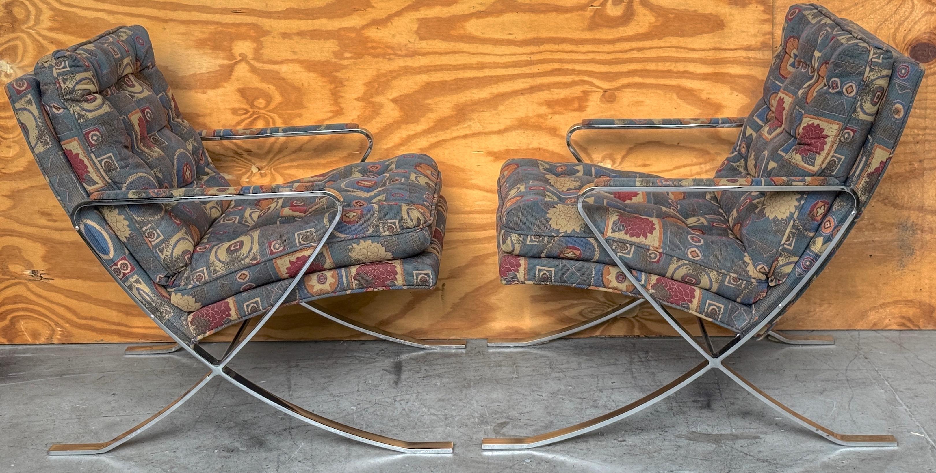 Coppia di sedie da salotto con base a X in cromo, Bernhardt, circa anni Settanta

Questa rara coppia di sedie da salotto Mid-Century Modern risale agli anni '70 e fonde le influenze di due maestri del design: il modernismo rilassato e americano di