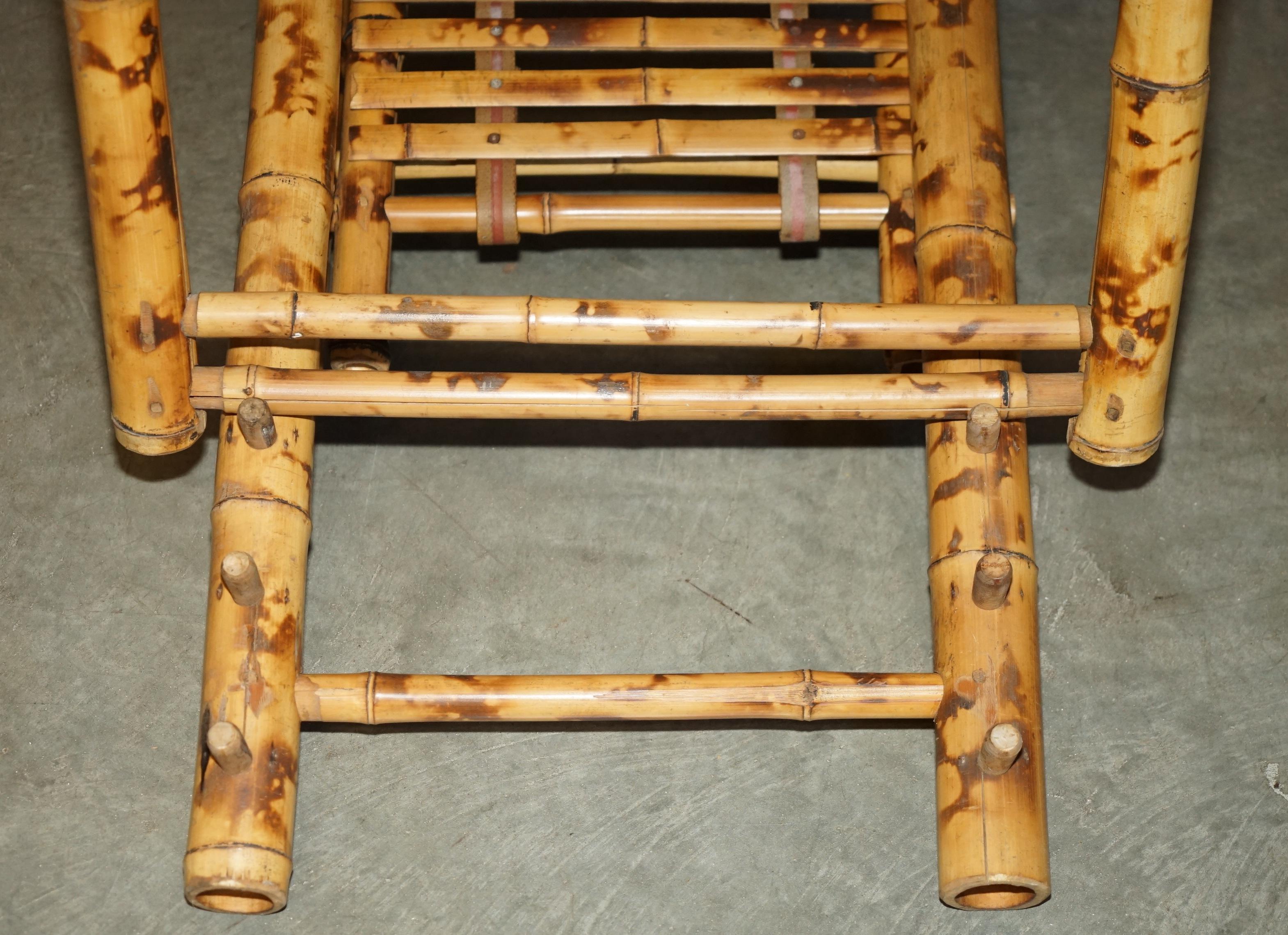 par de sillones reclinables y reposapiés reclinables de bambú del siglo xxvii de 1950 en venta 4