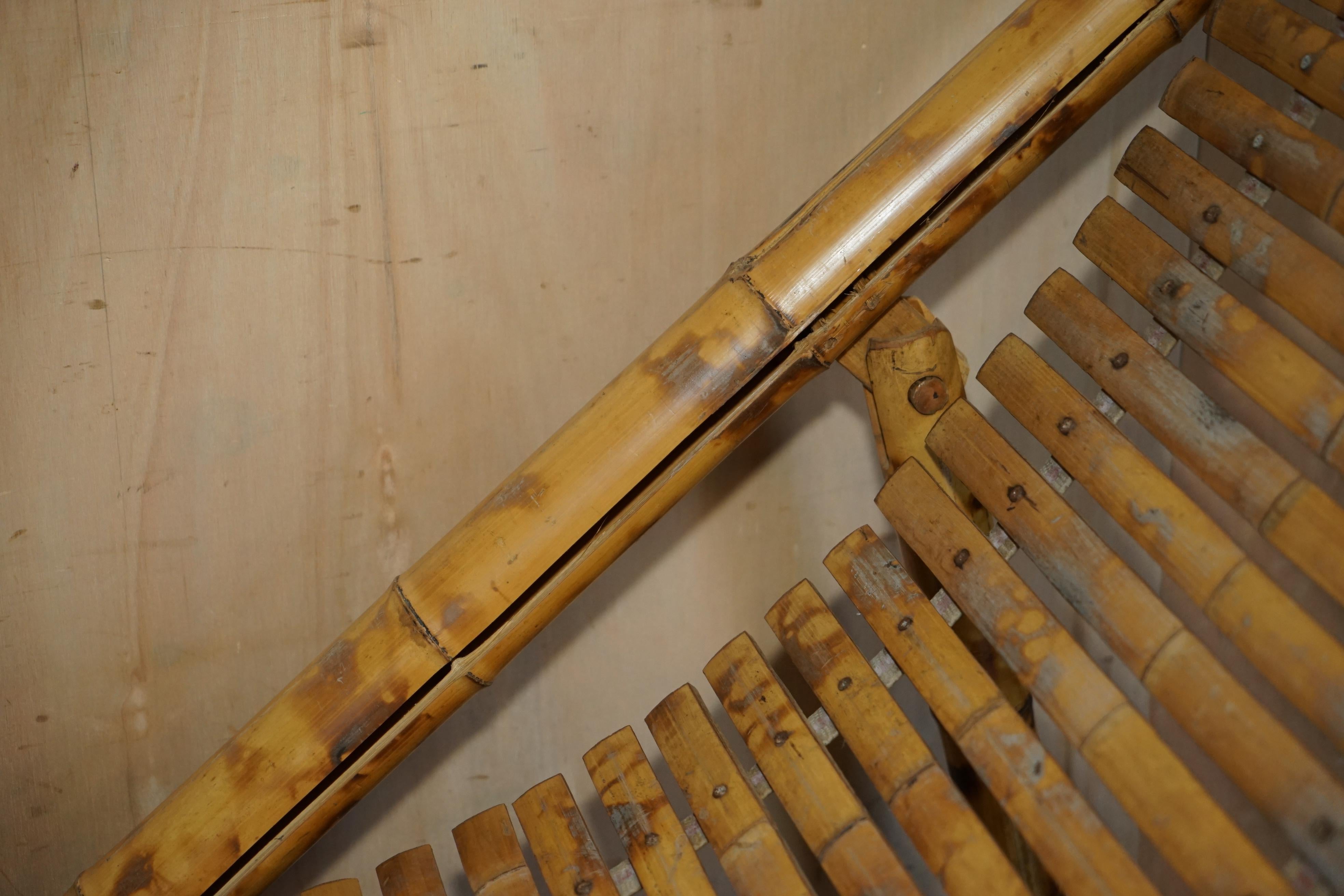 par de sillones reclinables y reposapiés reclinables de bambú del siglo xxvii de 1950 en venta 6