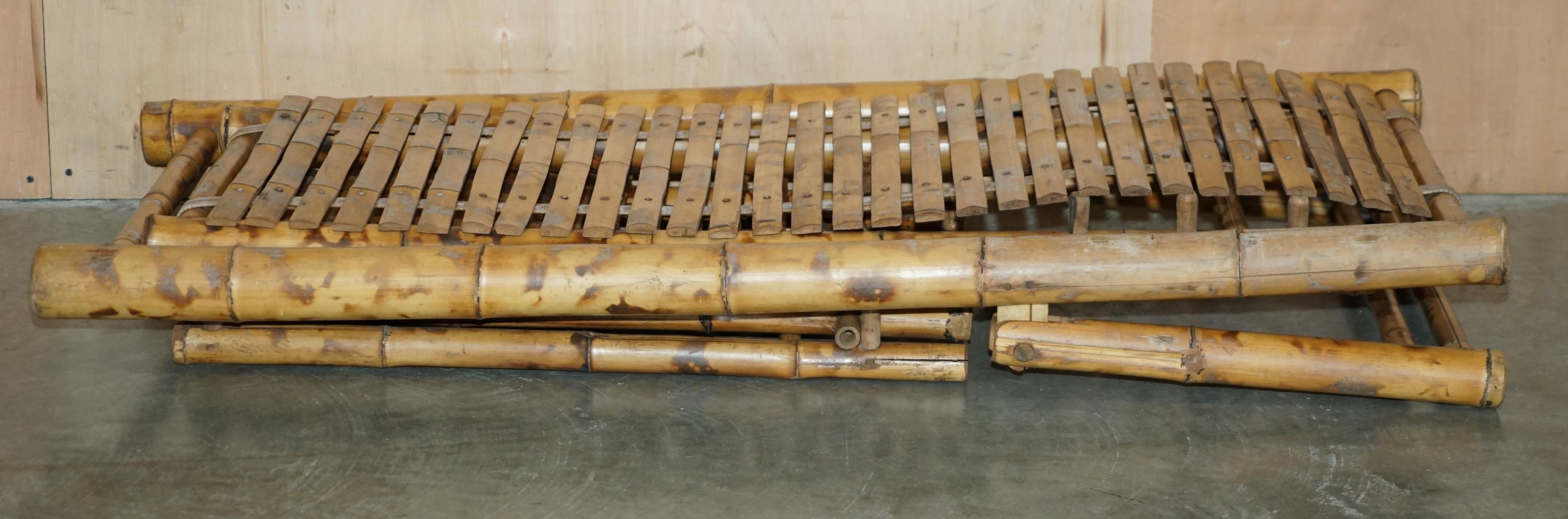 par de sillones reclinables y reposapiés reclinables de bambú del siglo xxvii de 1950 en venta 9