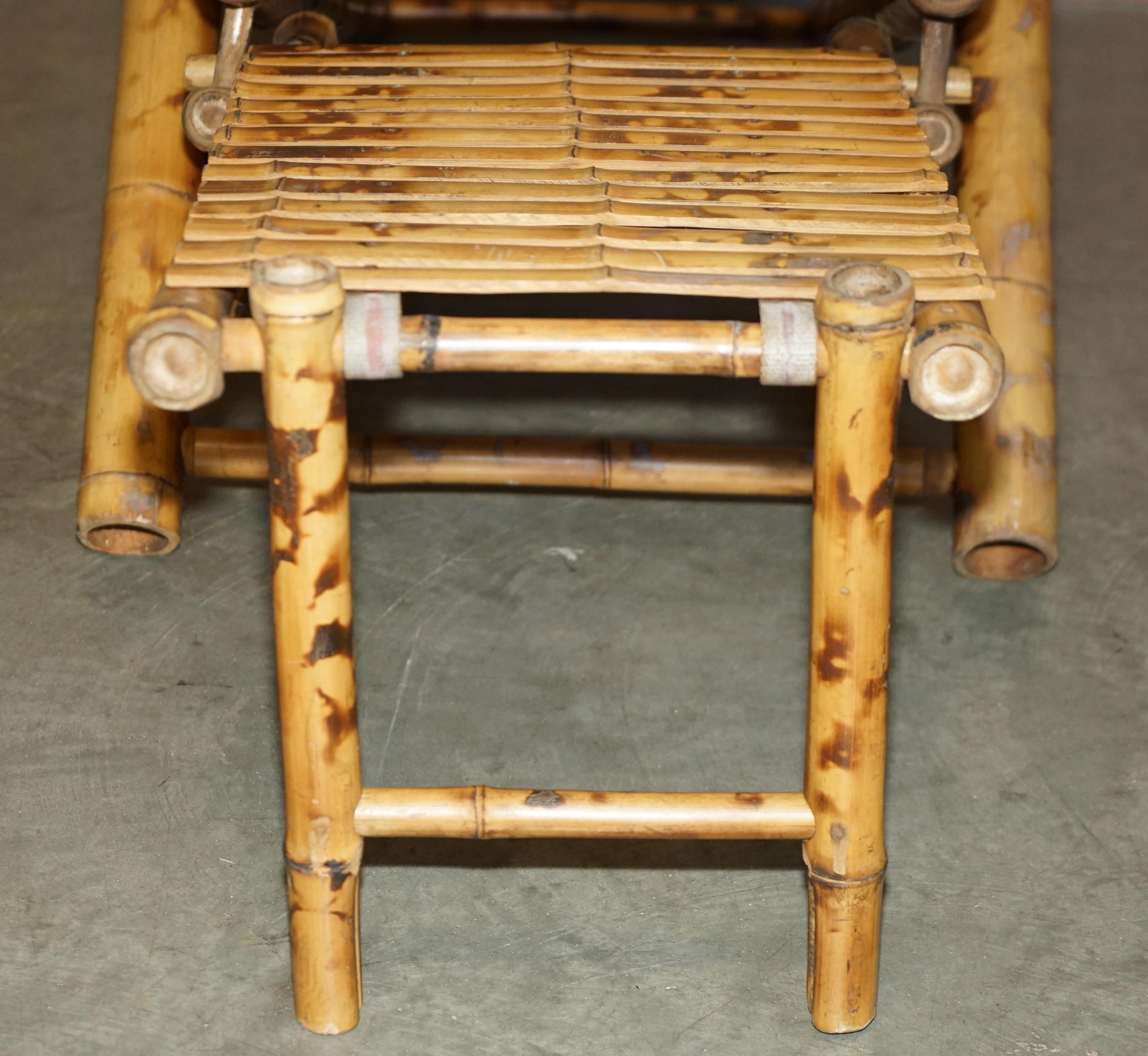 par de sillones reclinables y reposapiés reclinables de bambú del siglo xxvii de 1950 en Desgastado estado para la venta en West Sussex, Pulborough