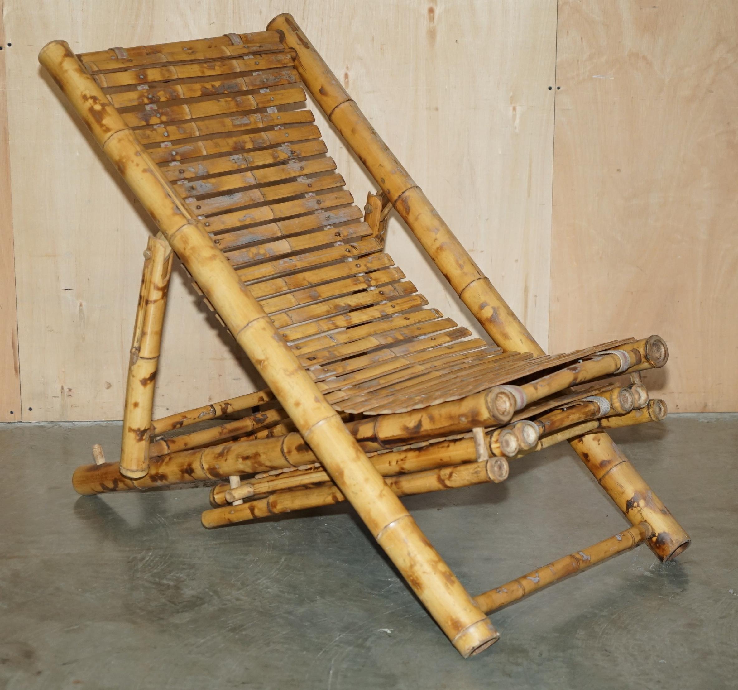 par de sillones reclinables y reposapiés reclinables de bambú del siglo xxvii de 1950 mediados del siglo XX en venta