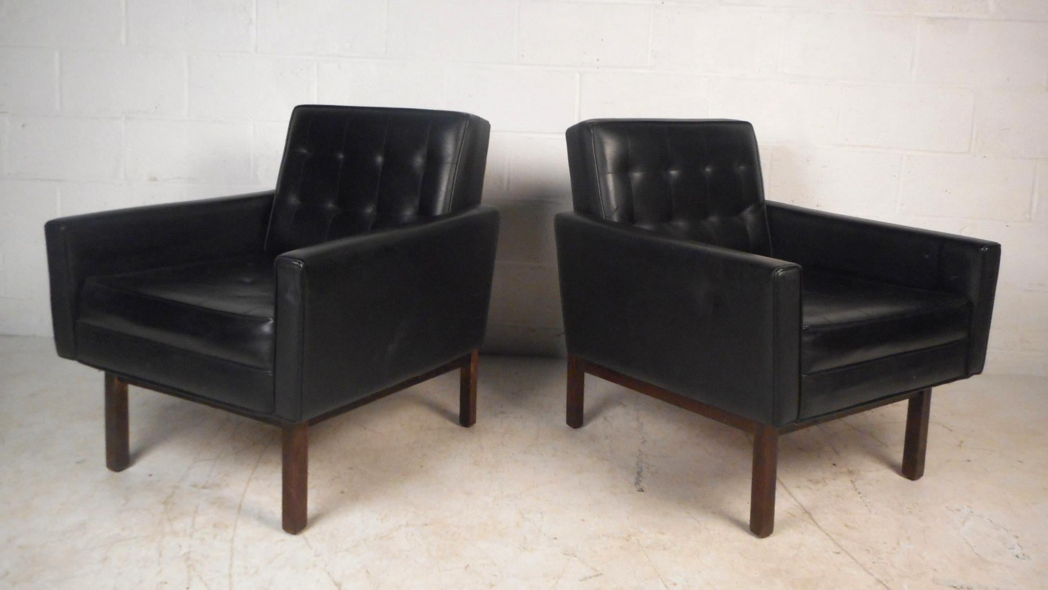 Pair of Mid-Century Modern Club Chairs In Good Condition In Brooklyn, NY