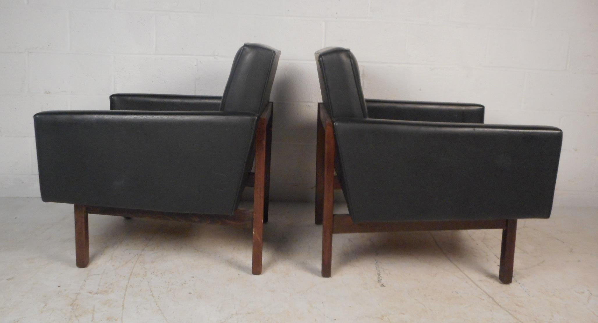 Mid-20th Century Pair of Mid-Century Modern Club Chairs