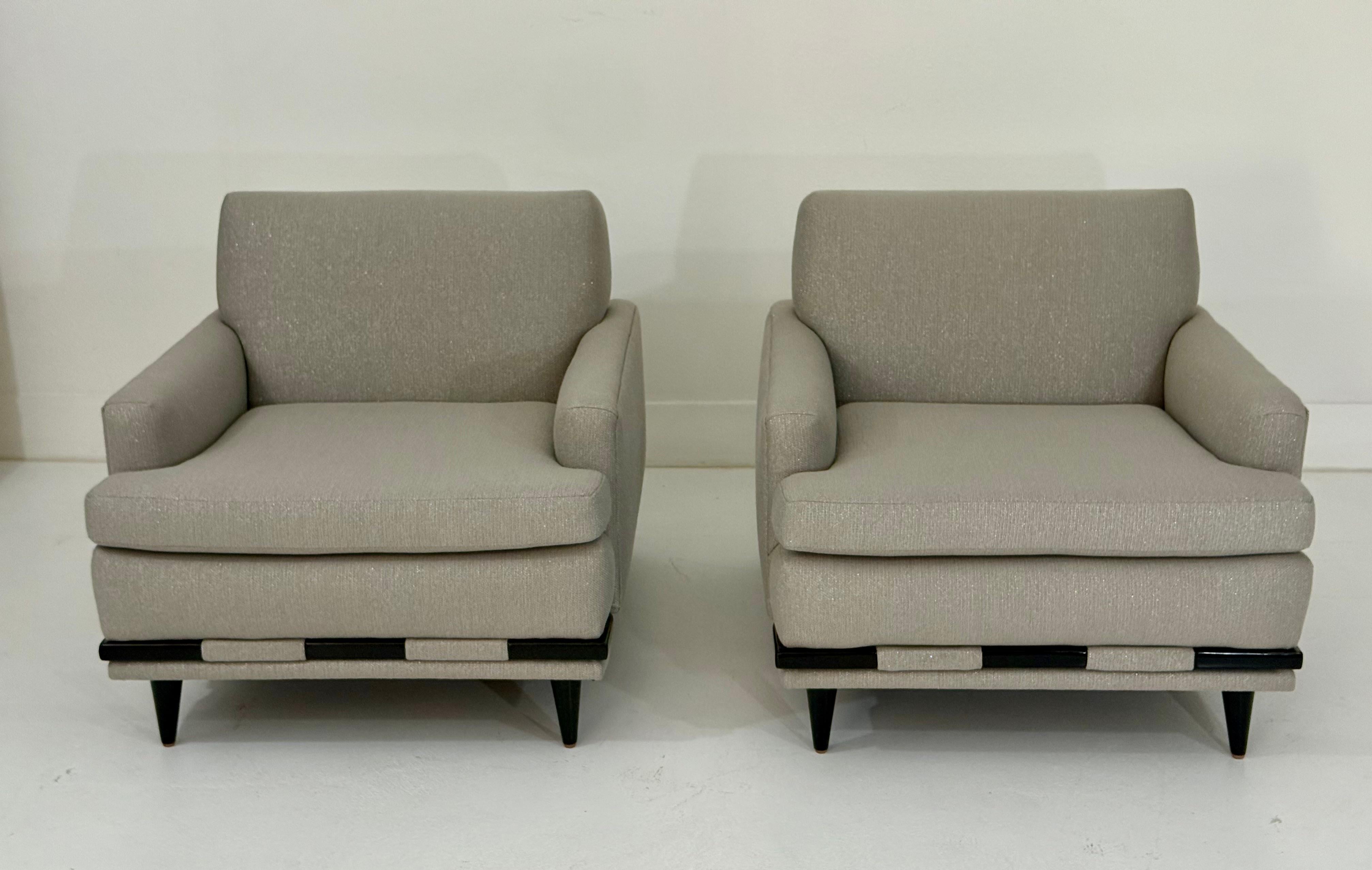 Mid-Century moderno Coppia di poltrone club moderne di metà secolo, appena rivestite in tessuto di Coraggio in vendita