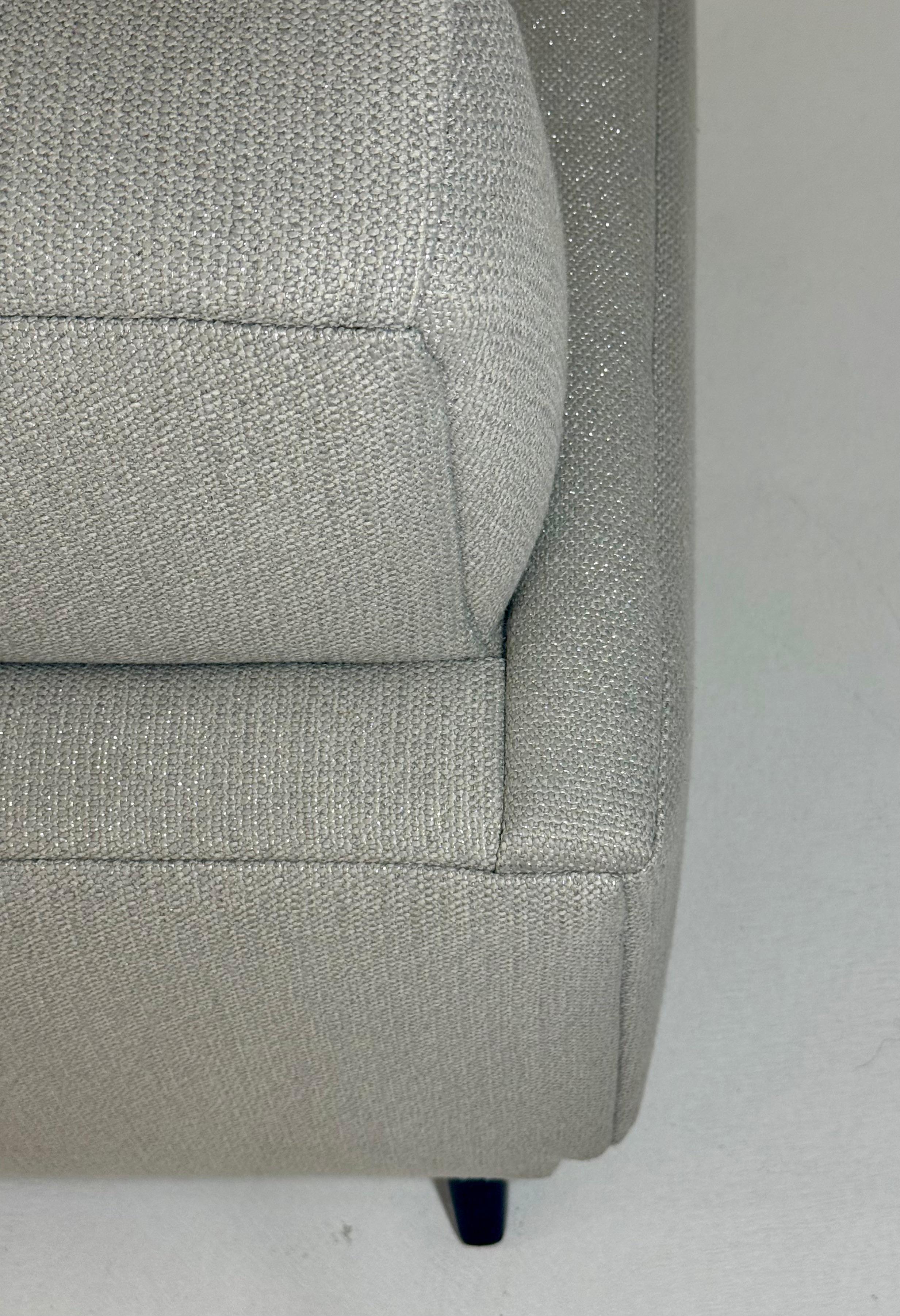 Coppia di poltrone club moderne di metà secolo, appena rivestite in tessuto di Coraggio In condizioni buone in vendita a Palm Desert, CA