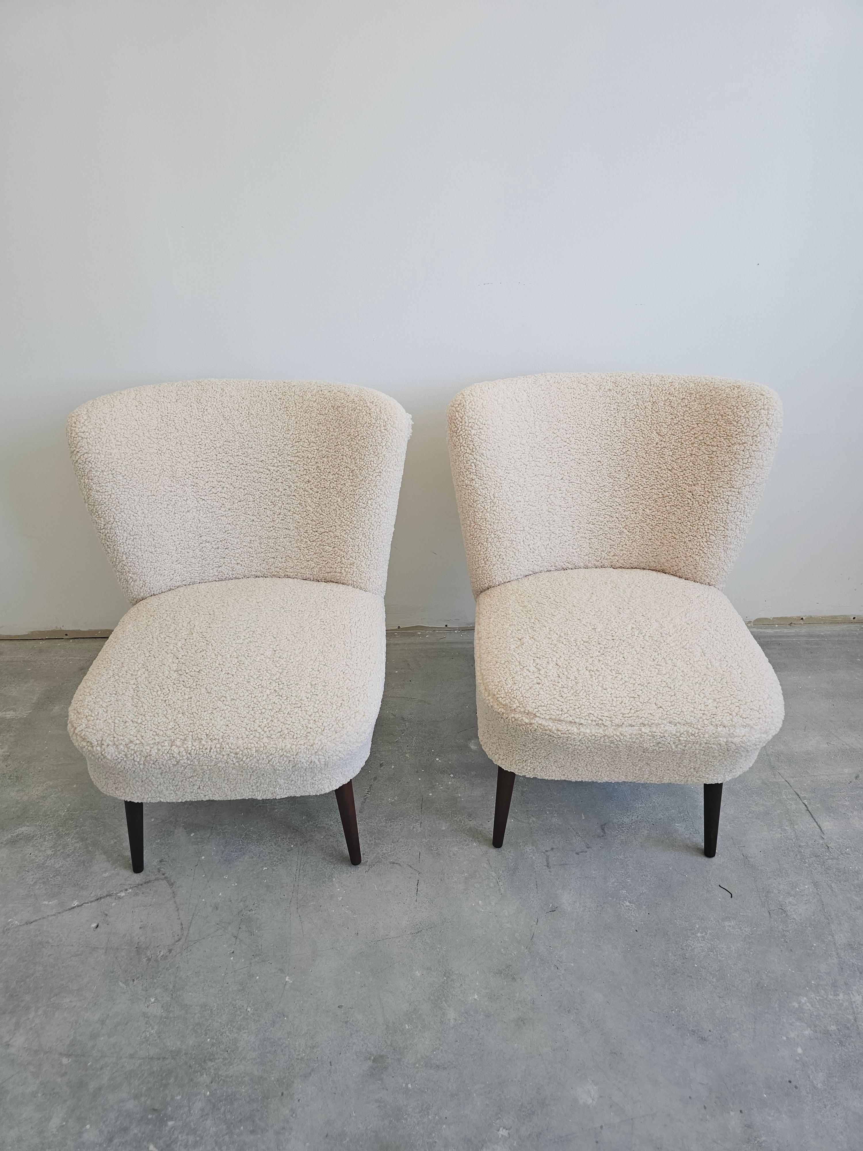 Vous trouverez dans cette liste deux chaises de cocktail ou de salon à dossier en coquille de style moderne du milieu du siècle. Ces deux beautés viennent d'être retapissées avec un luxueux tissu Teddy de couleur crème clair qui imite la peau