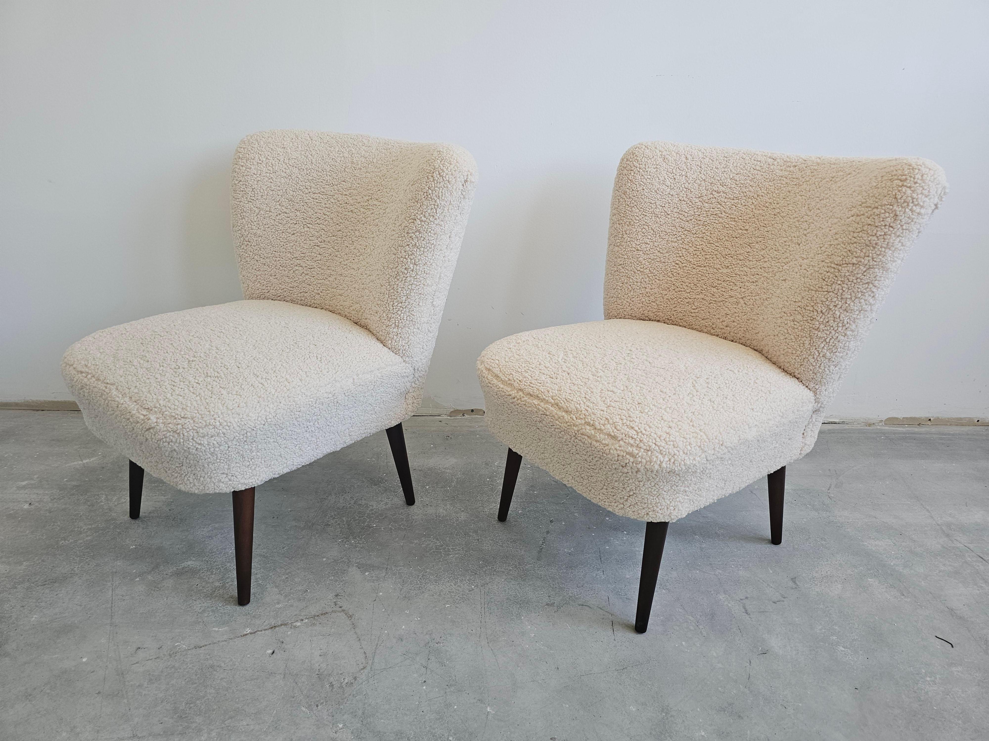 Mid-Century Modern Paire de chaises cocktail The MODERNS Modernity, entièrement remises à neuf, Yougoslavie, années 1950 en vente