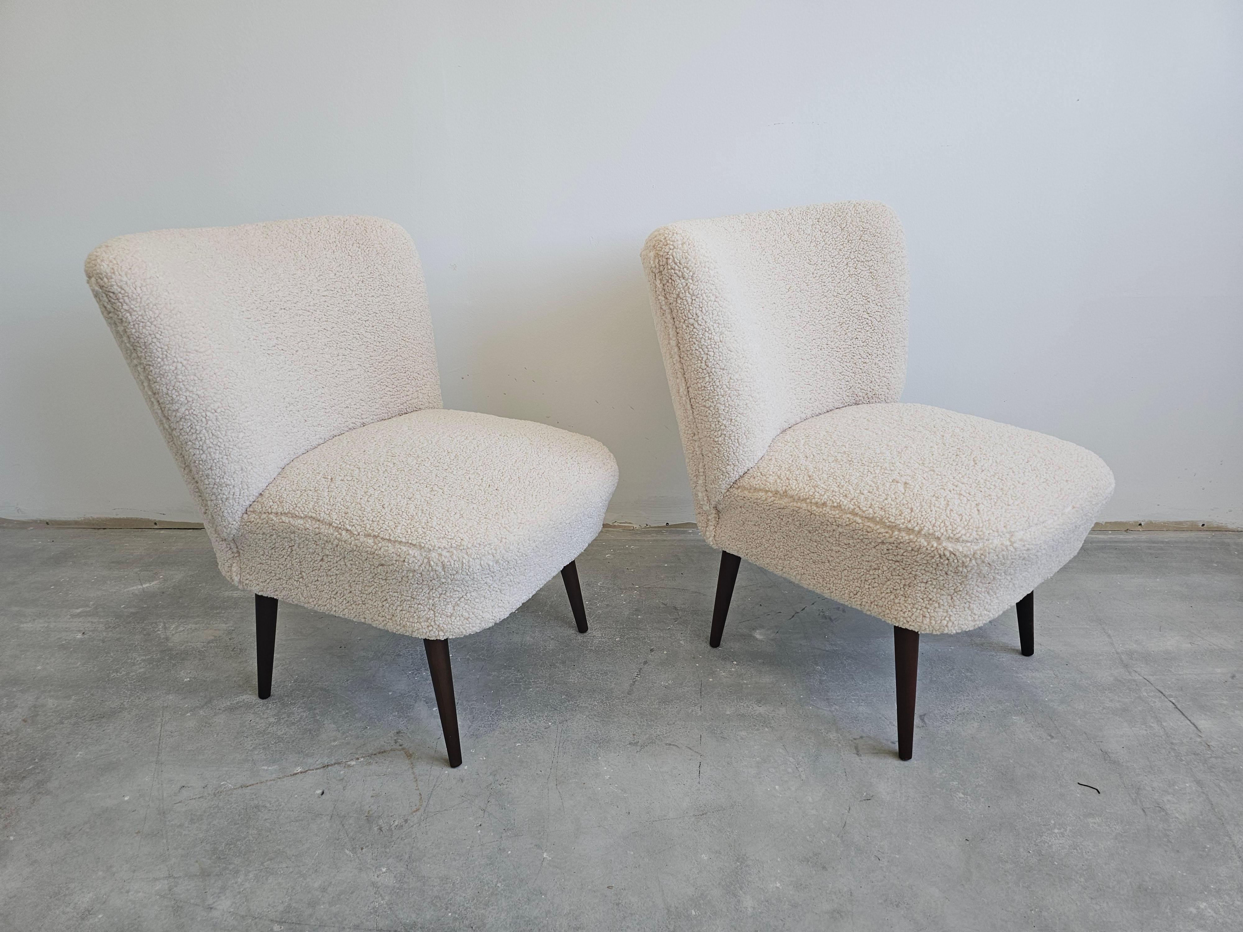 Serbe Paire de chaises cocktail The MODERNS Modernity, entièrement remises à neuf, Yougoslavie, années 1950 en vente