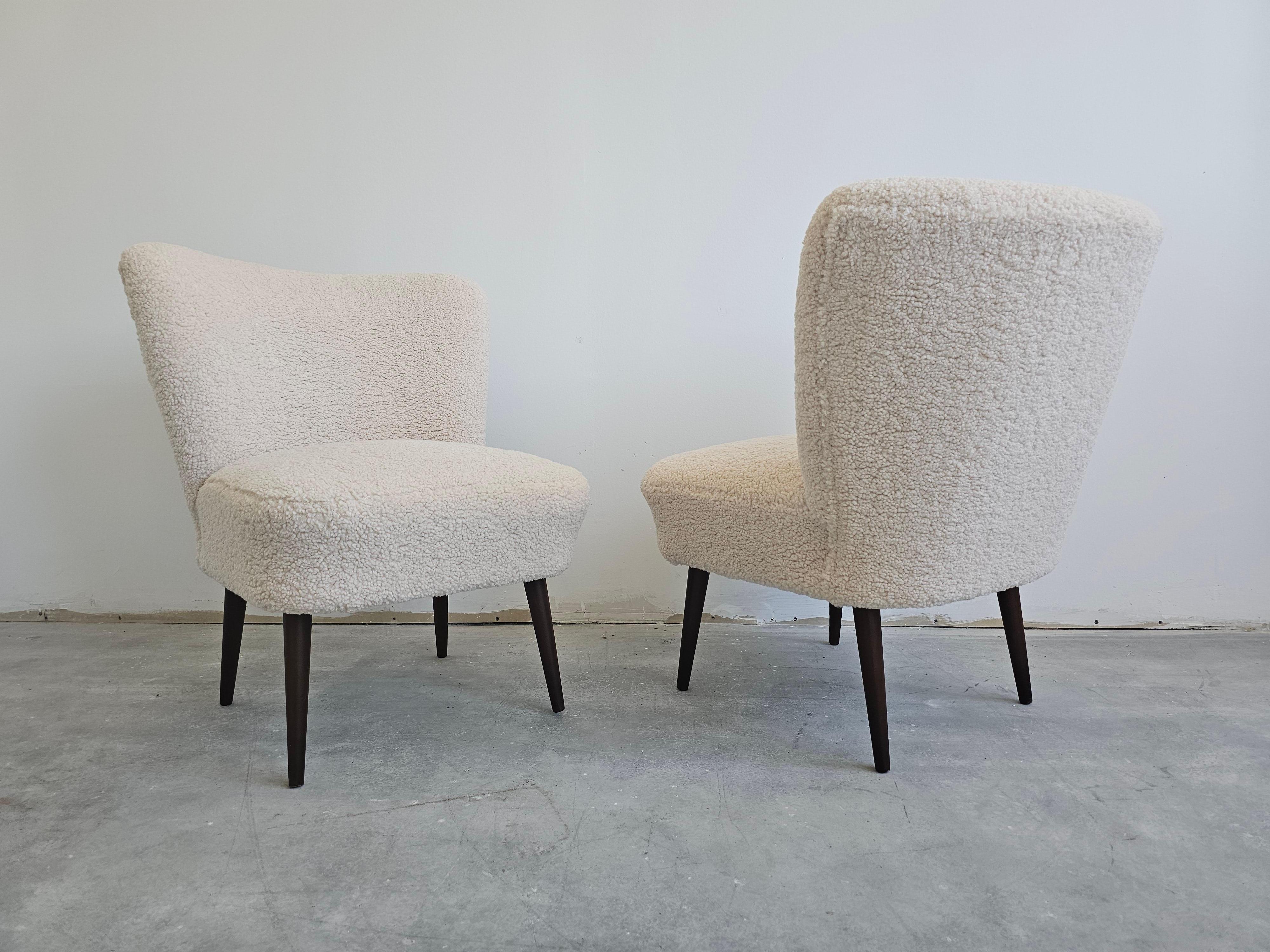 Milieu du XXe siècle Paire de chaises cocktail The MODERNS Modernity, entièrement remises à neuf, Yougoslavie, années 1950 en vente