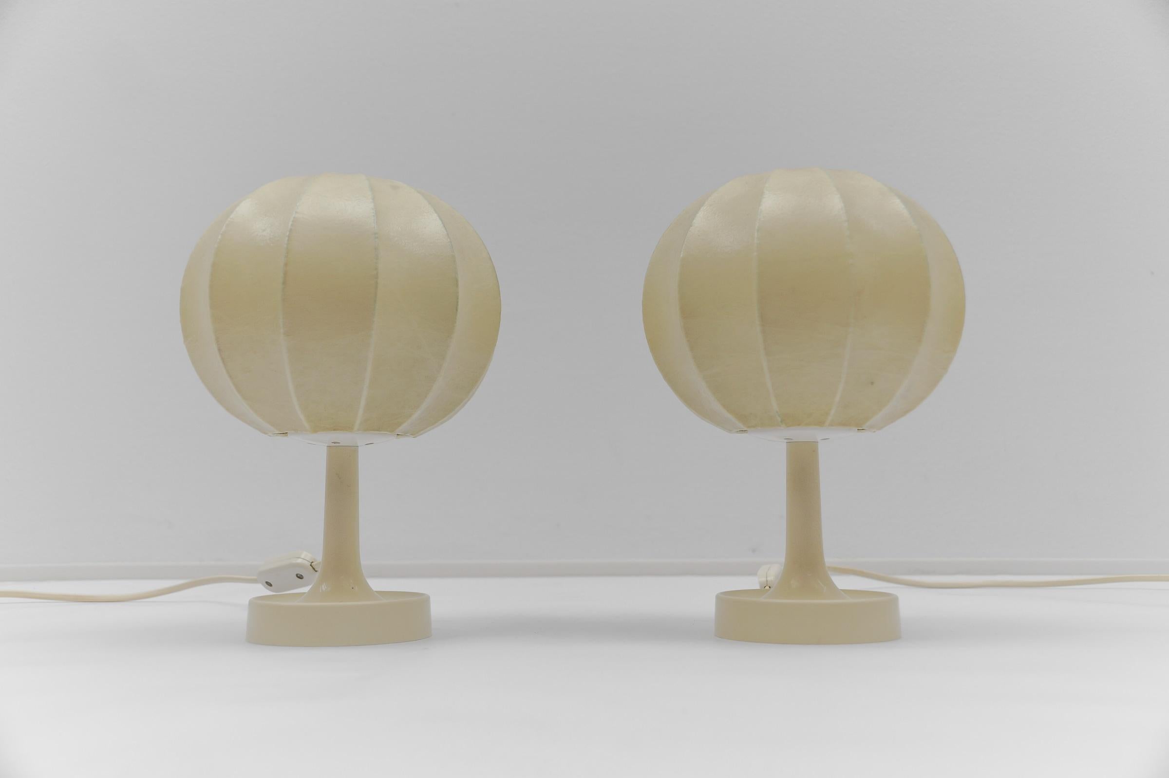 Pair of Mid-Century Modern Cocoon Tulip Table Lamps from Cocoon, 1950s

Good condition, the cocoon shades with typical patina. Please see photos.

The lamp needs 1 x E14 / E15 Edison screw fit bulb, is wired, and in working condition. It runs both