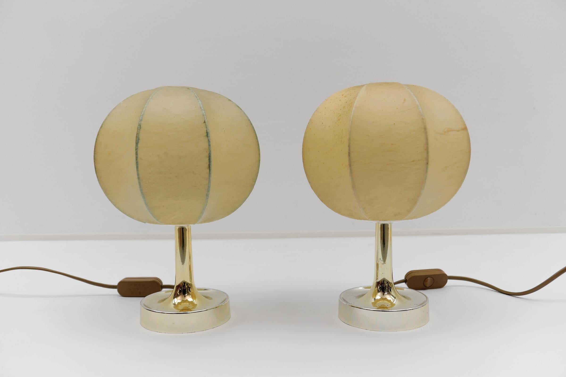 Pareja de lámparas de sobremesa Cocoon Tulip de Goldkant, años 50

Buen estado, los tonos del capullo con pátina típica. Consulte las fotos.

La lámpara necesita 1 bombilla de rosca Edison E14 / E15, está cableada y en condiciones de funcionamiento.