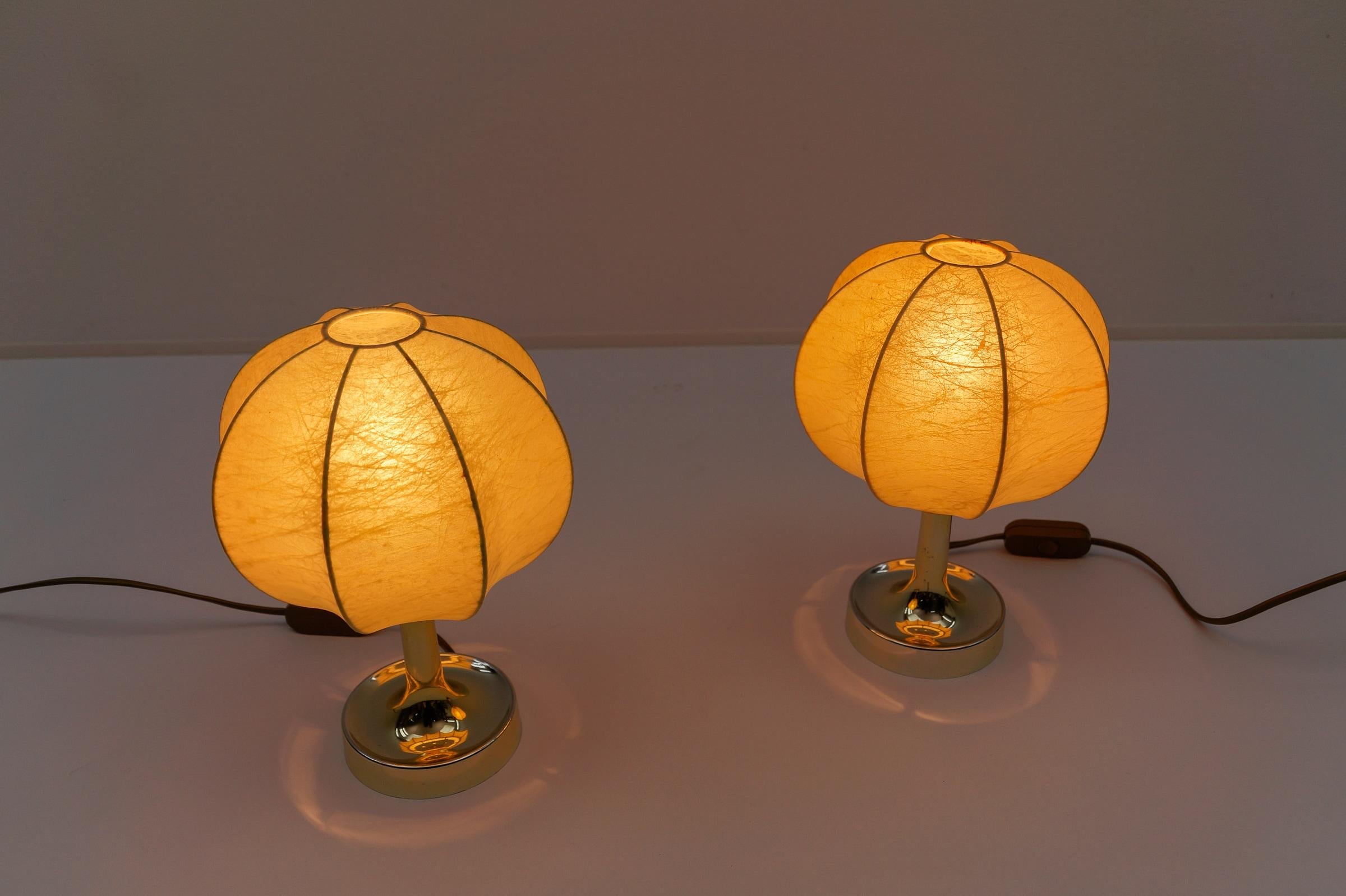 Pareja de lámparas de sobremesa Cocoon Tulip de Goldkant, años 50 en venta 1