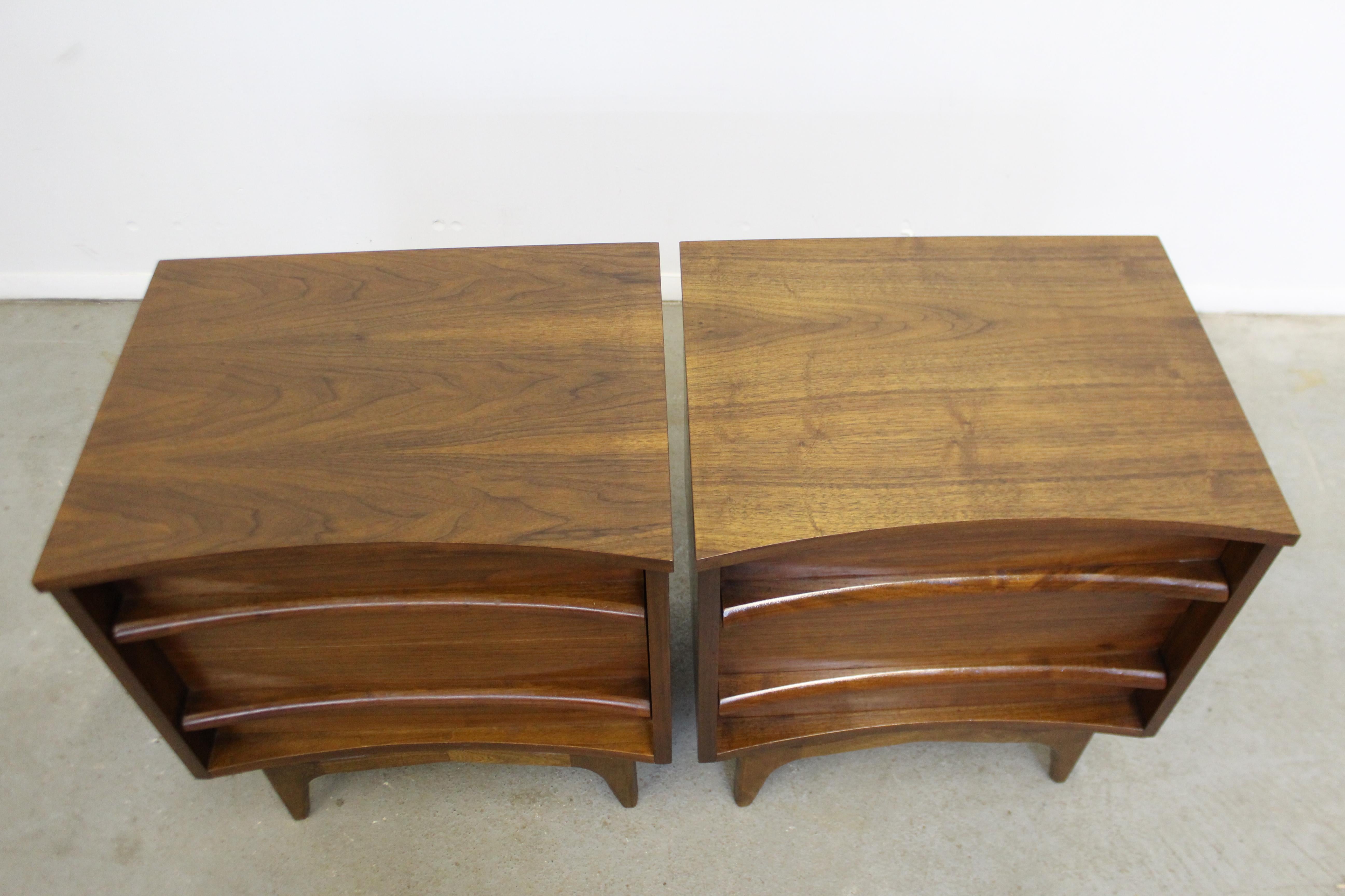 Mid-20th Century Pair of Mid-Century Modern Concave Front Walnut Nightstands