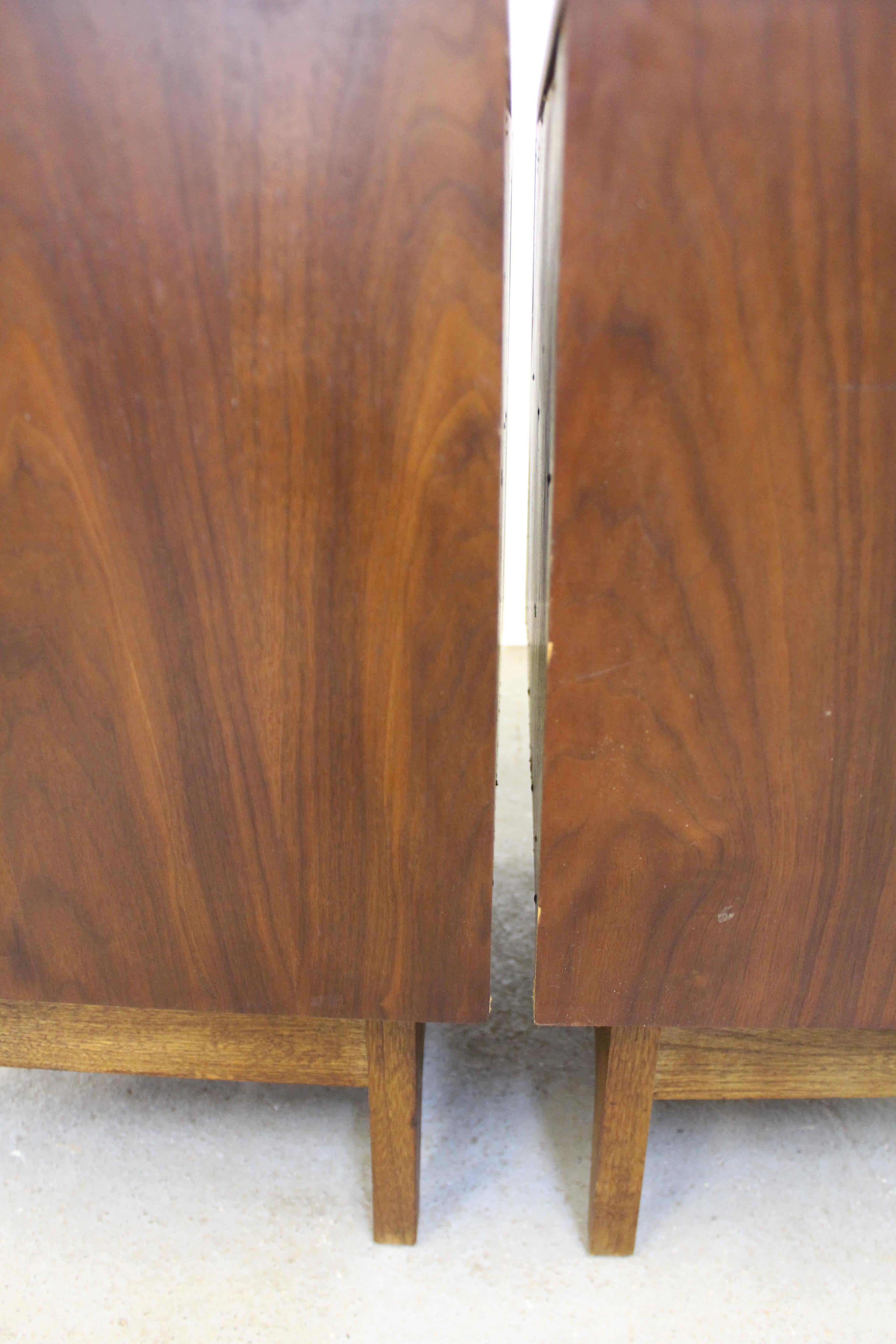 Pair of Mid-Century Modern Concave Front Walnut Nightstands 3