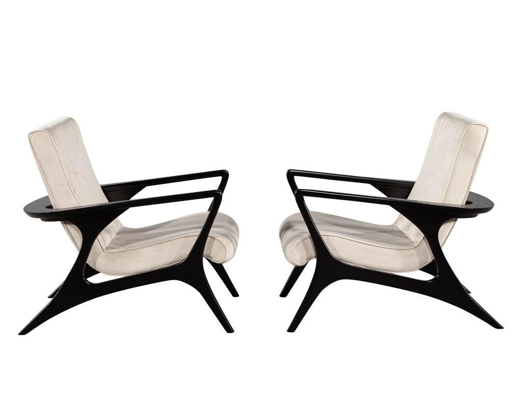 Pair of Mid-Century Modern Lounge Chairs In Good Condition For Sale In North York, ON